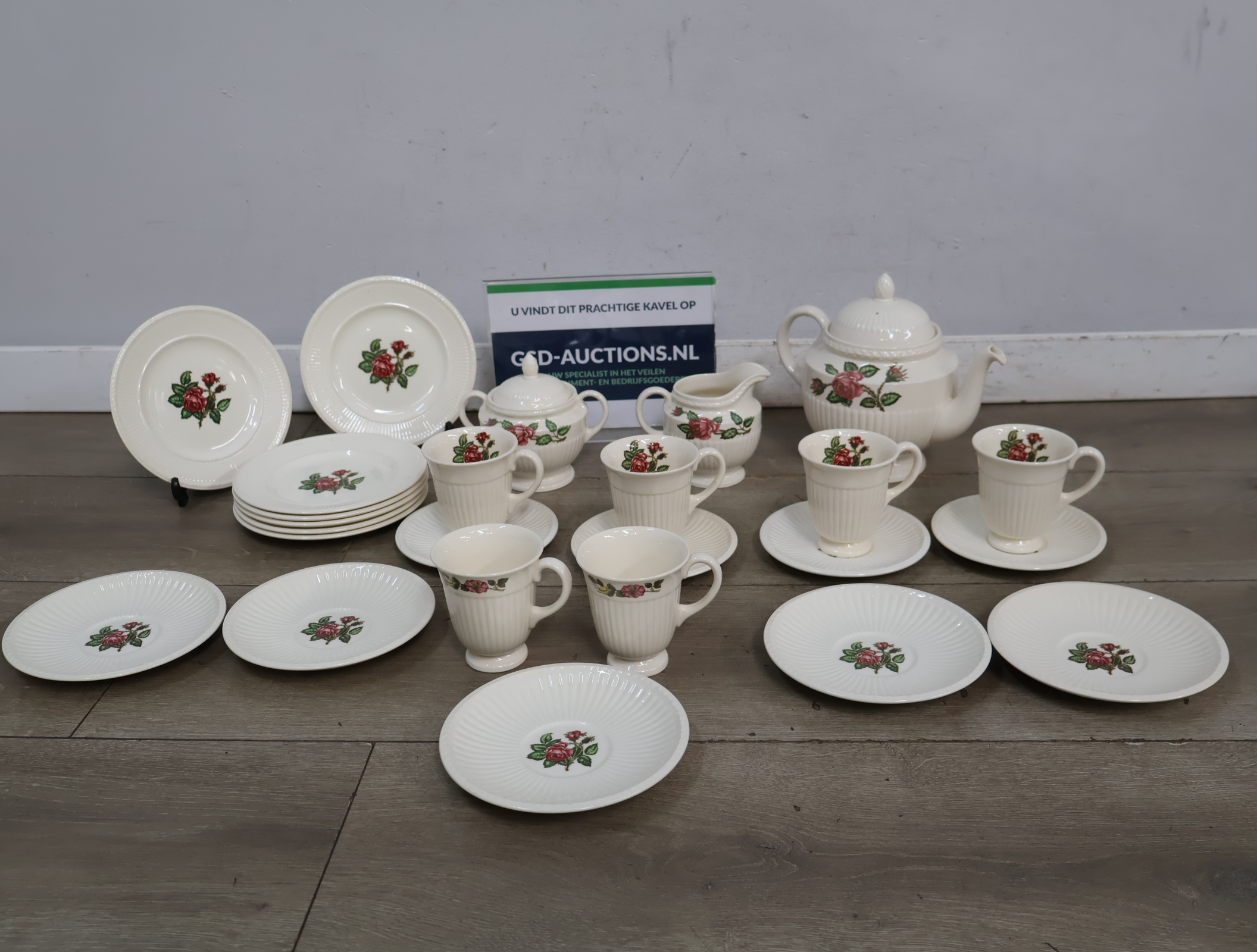 Wedgwood Servies - 'Moss Rose' – kavel bij GSD Auctions, Zoeterwoude