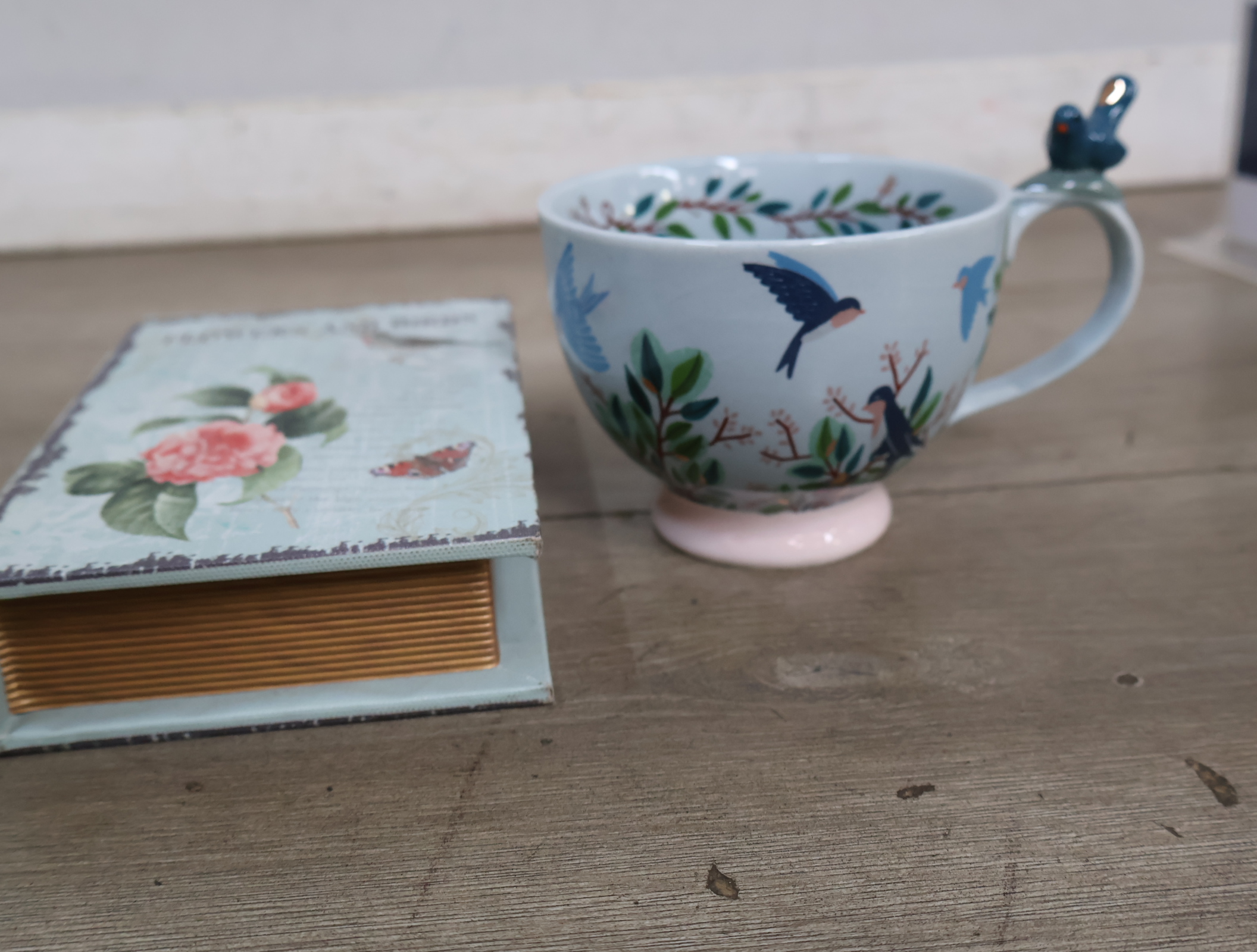 Decoratieve theekop met vogel en bloemenboek opbergdoos – foto 2 – kavel bij GSD Auctions, Zoeterwoude