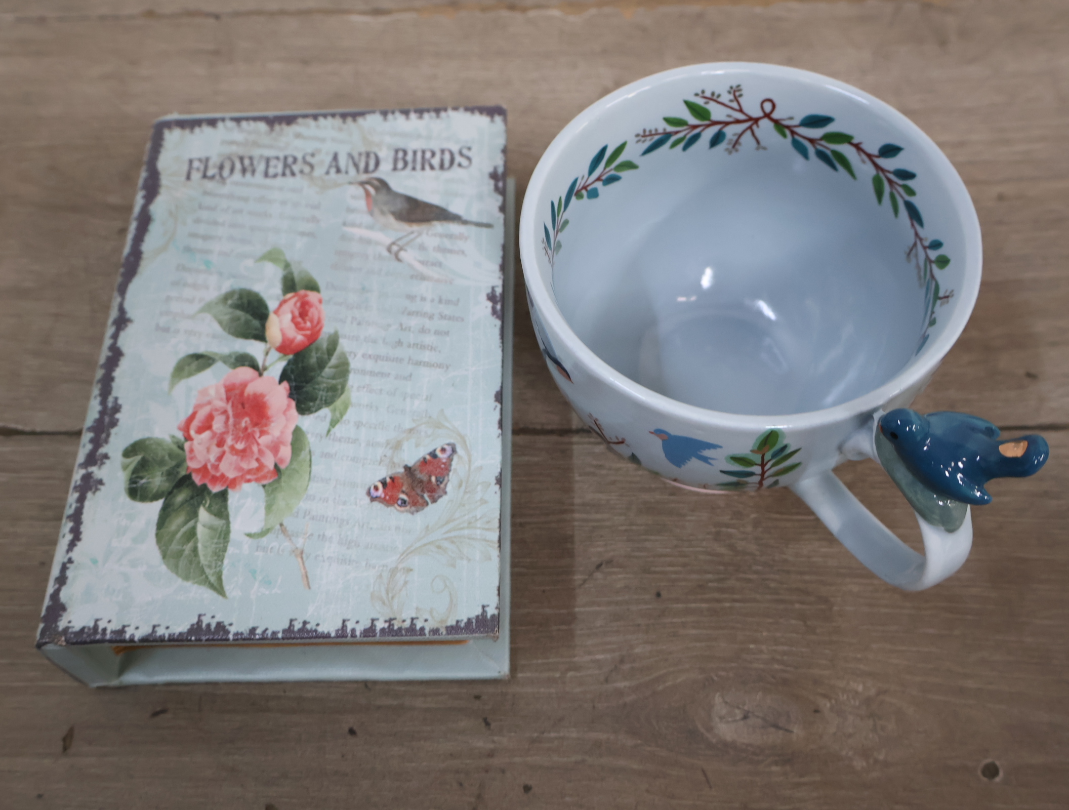 Decoratieve theekop met vogel en bloemenboek opbergdoos – foto 3 – kavel bij GSD Auctions, Zoeterwoude