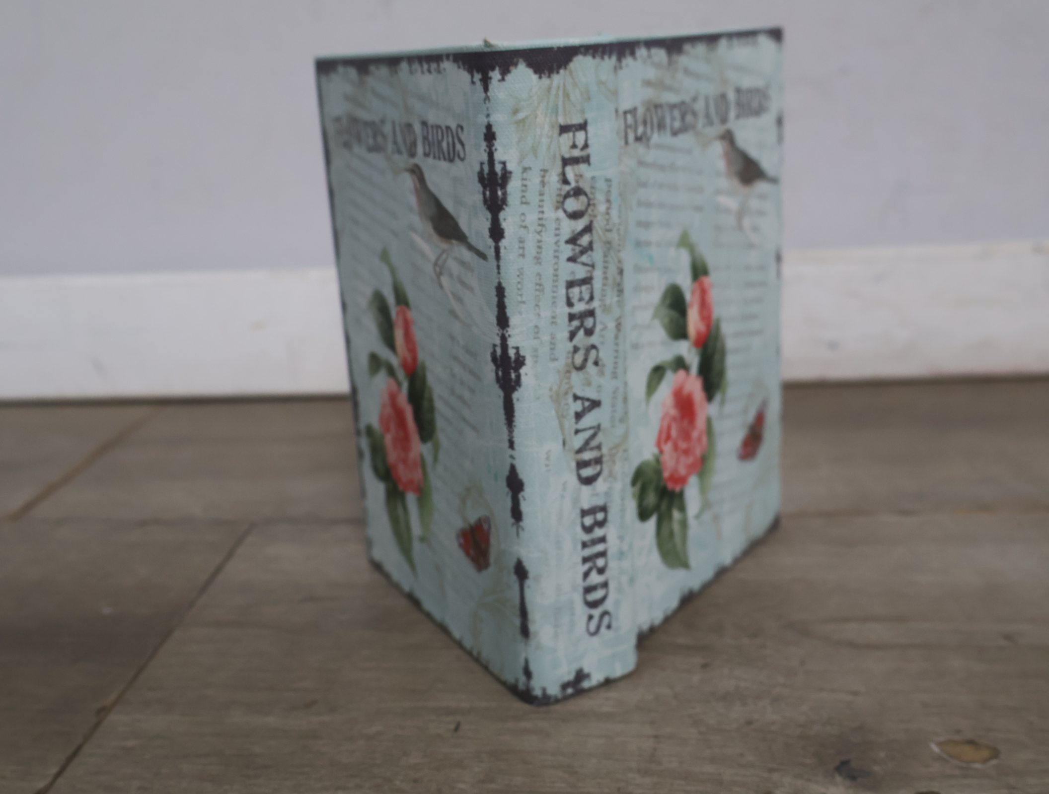 Decoratieve theekop met vogel en bloemenboek opbergdoos – foto 14 – kavel bij GSD Auctions, Zoeterwoude