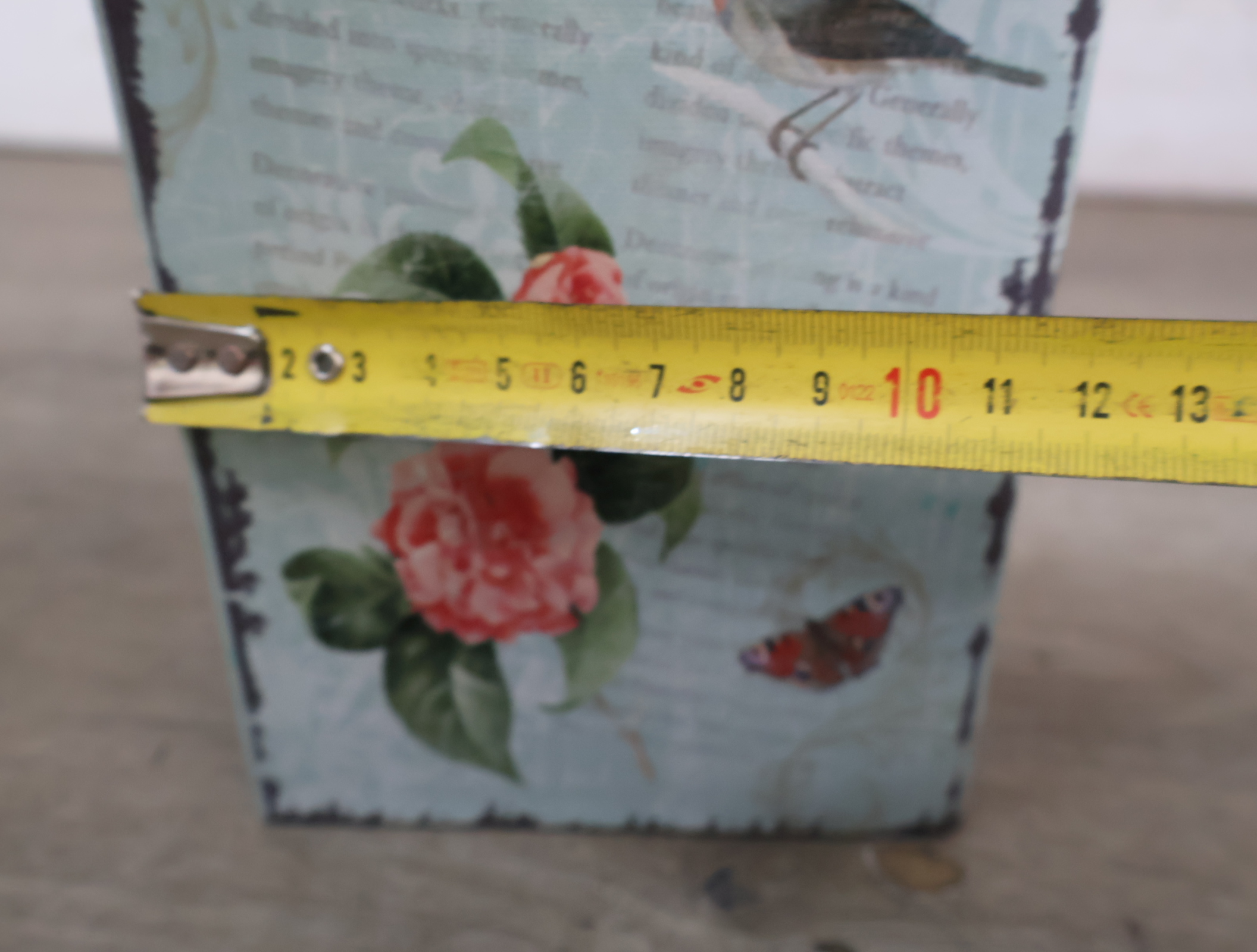 Decoratieve theekop met vogel en bloemenboek opbergdoos – foto 17 – kavel bij GSD Auctions, Zoeterwoude