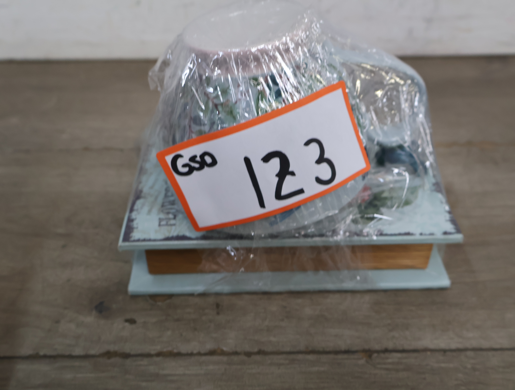 Decoratieve theekop met vogel en bloemenboek opbergdoos – foto 19 – kavel bij GSD Auctions, Zoeterwoude