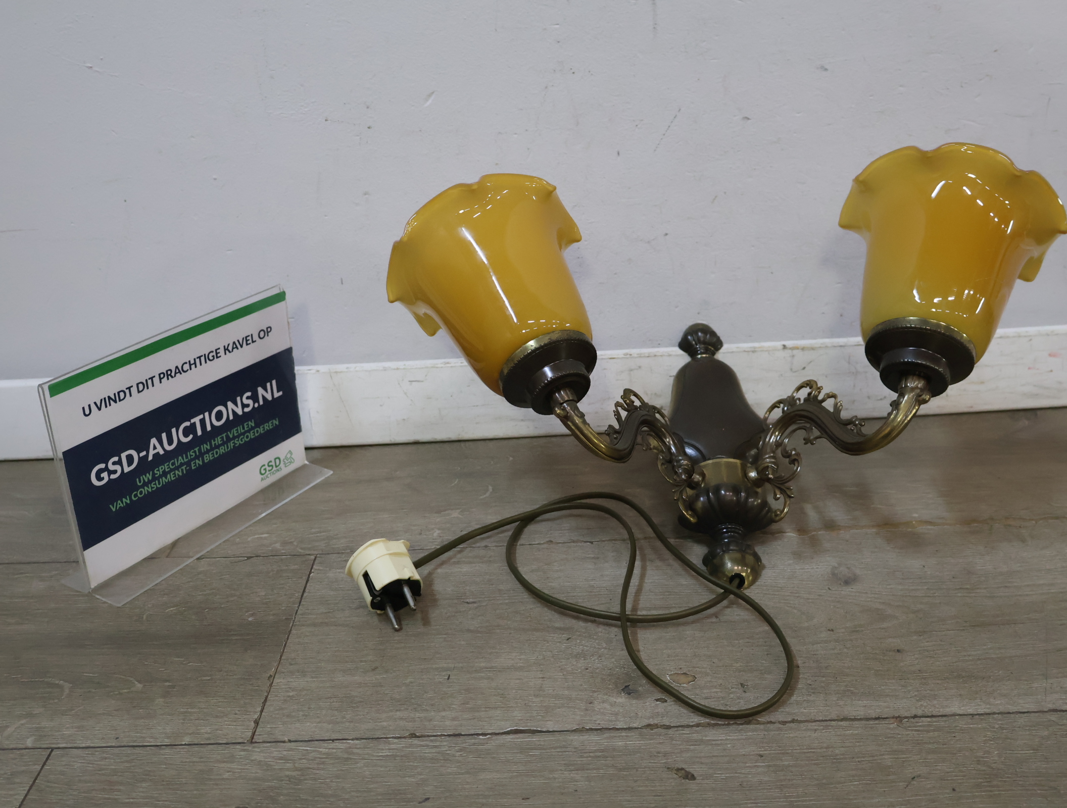 Vintage wandlamp met twee gele glazen kapjes – kavel bij GSD Auctions, Zoeterwoude