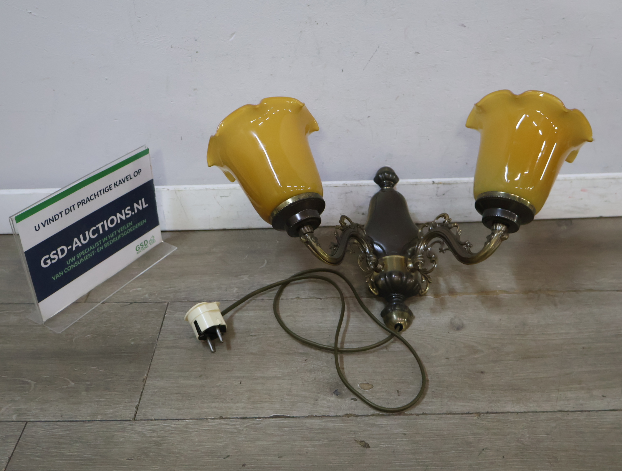 Vintage wandlamp met twee gele glazen kapjes – foto 2 – kavel bij GSD Auctions, Zoeterwoude