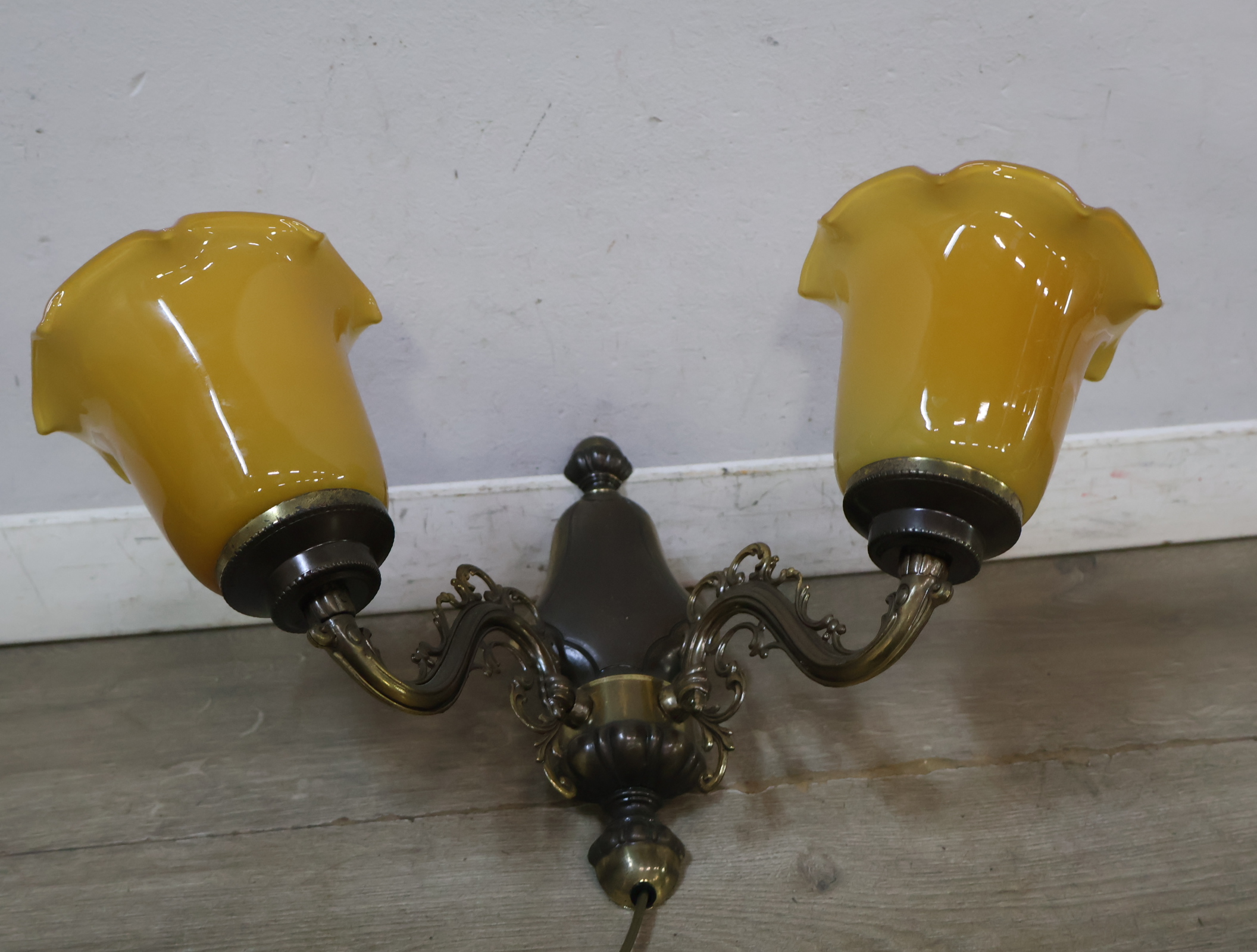 Vintage wandlamp met twee gele glazen kapjes – foto 3 – kavel bij GSD Auctions, Zoeterwoude