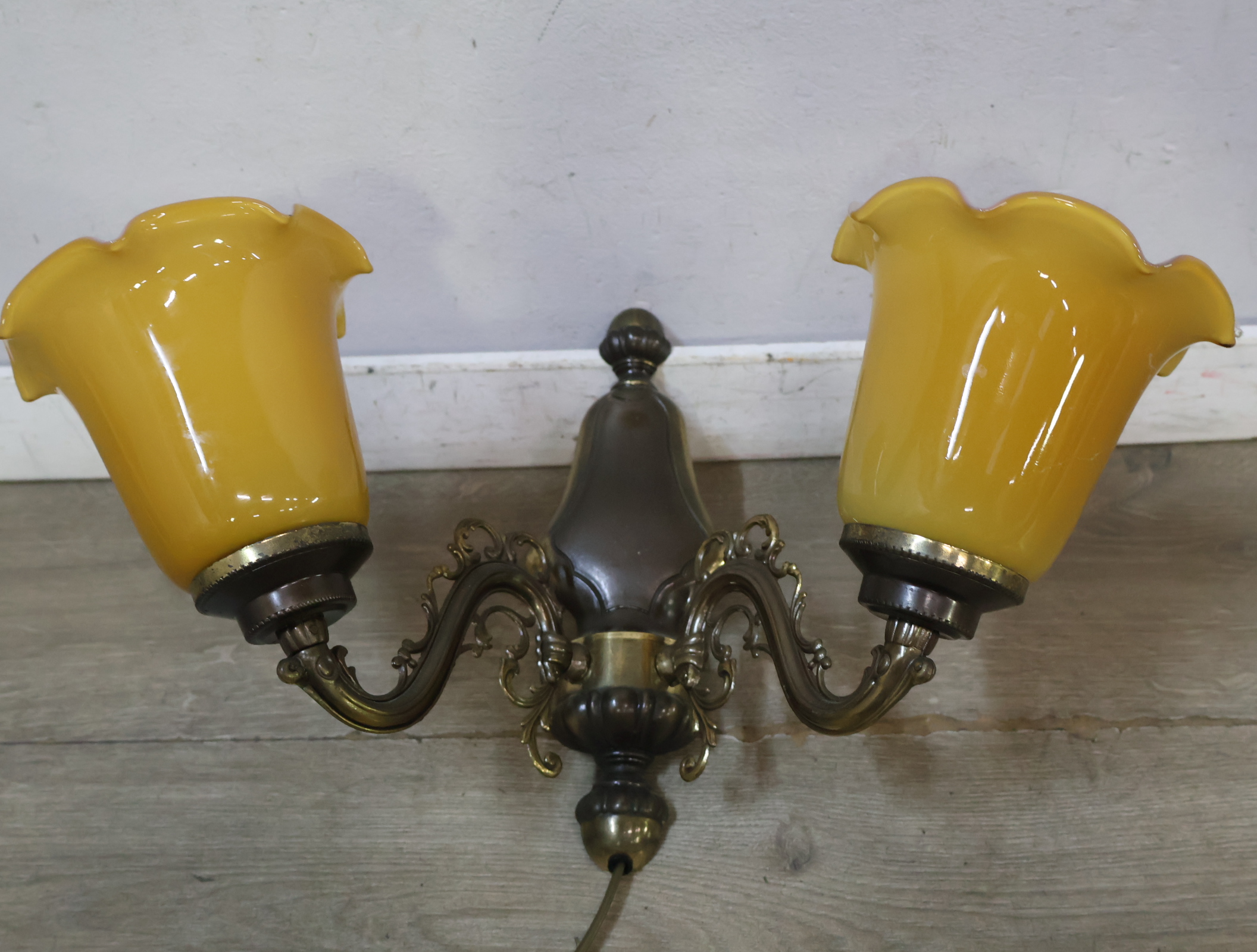 Vintage wandlamp met twee gele glazen kapjes – foto 4 – kavel bij GSD Auctions, Zoeterwoude