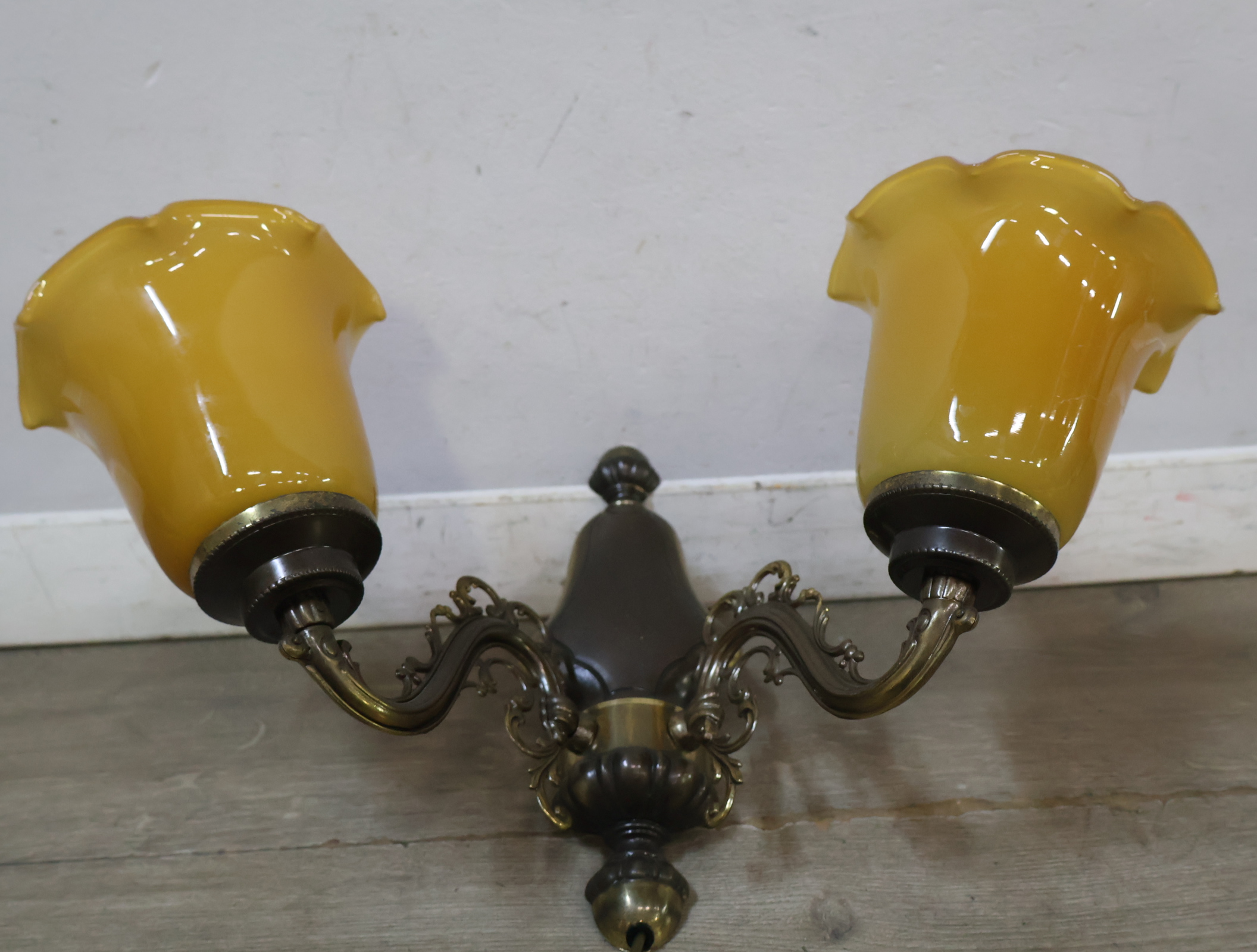 Vintage wandlamp met twee gele glazen kapjes – foto 5 – kavel bij GSD Auctions, Zoeterwoude