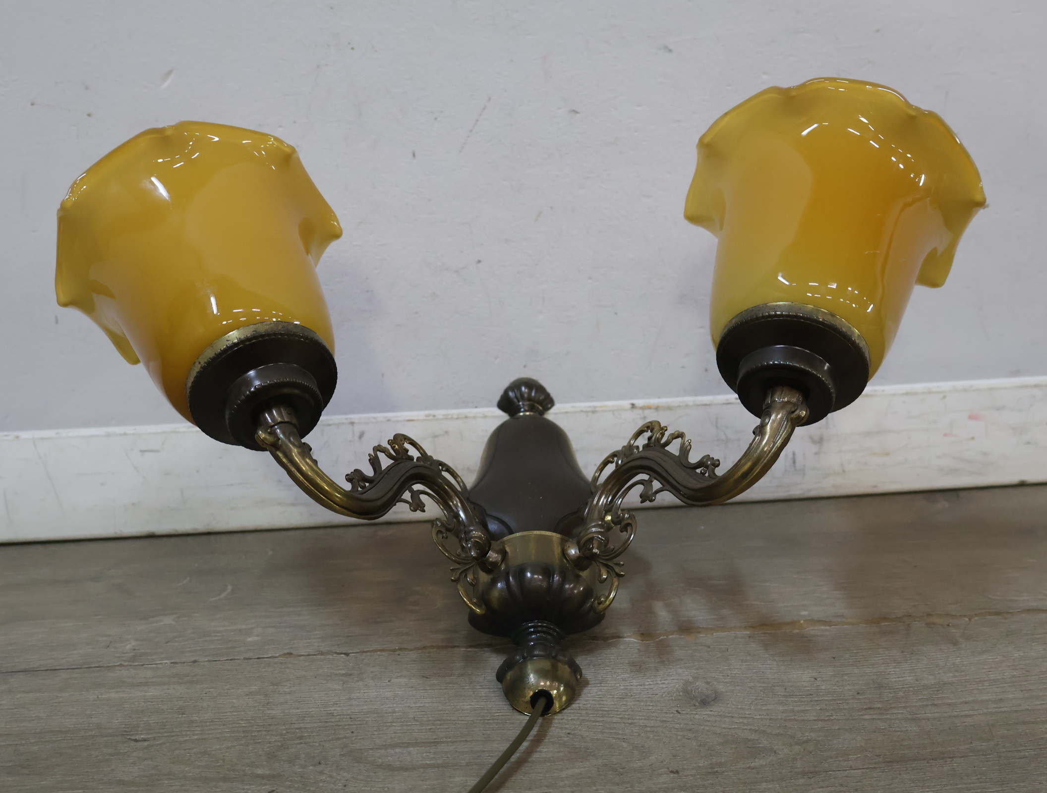 Vintage wandlamp met twee gele glazen kapjes – foto 6 – kavel bij GSD Auctions, Zoeterwoude