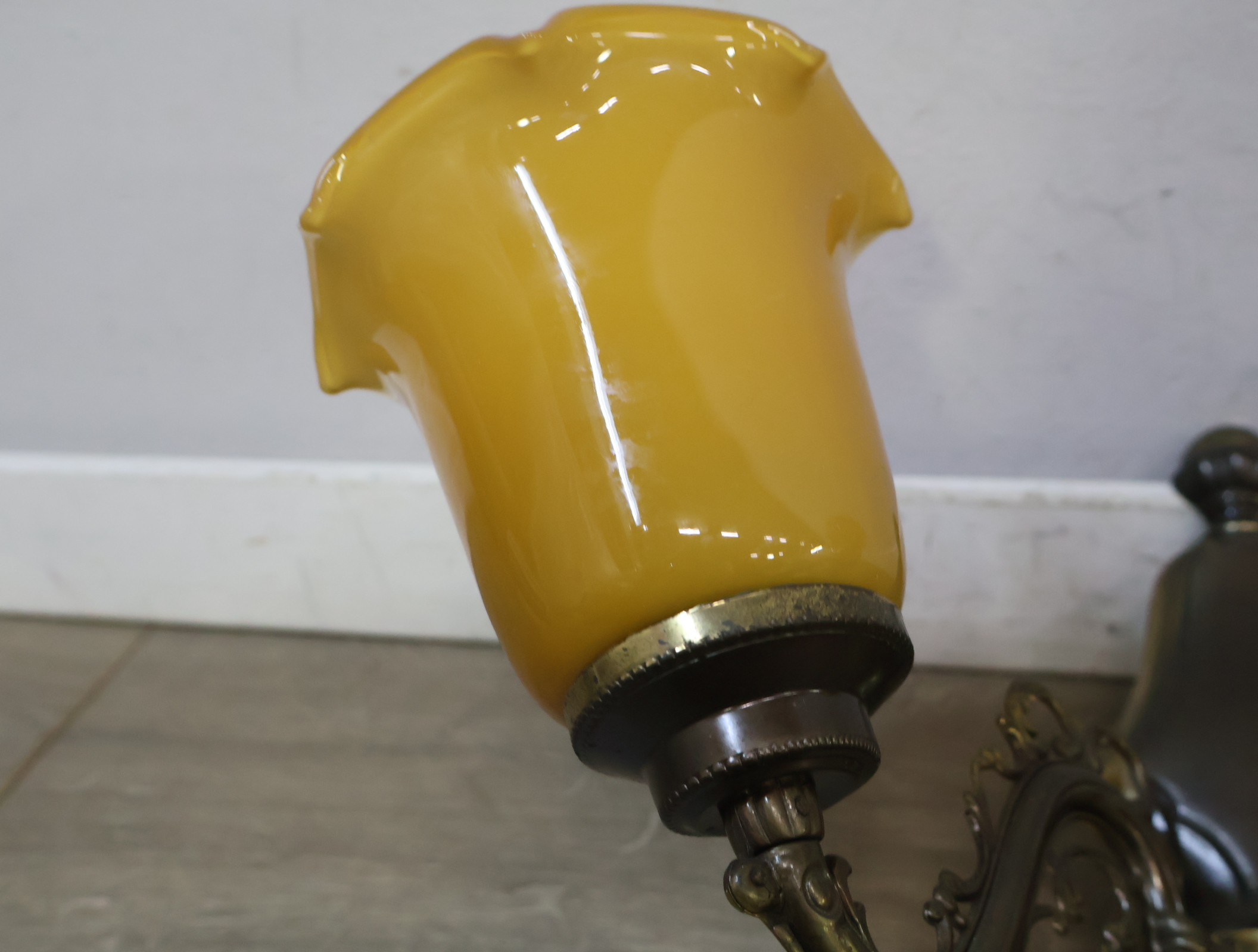 Vintage wandlamp met twee gele glazen kapjes – foto 9 – kavel bij GSD Auctions, Zoeterwoude