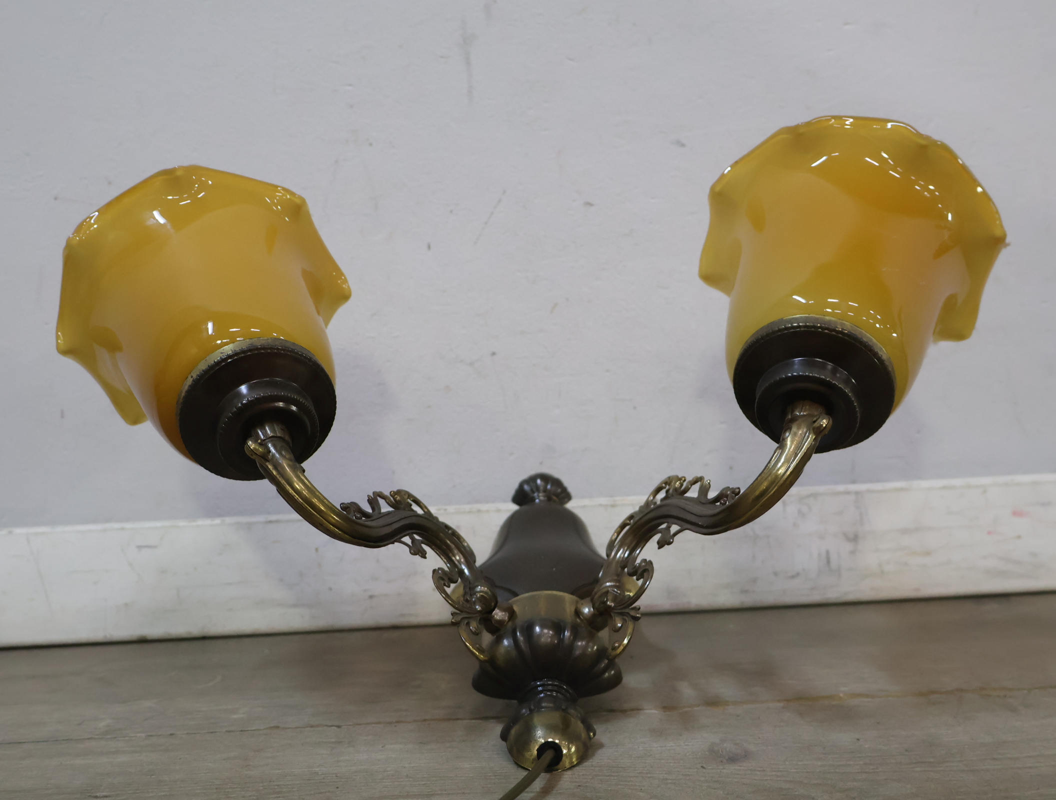 Vintage wandlamp met twee gele glazen kapjes – foto 11 – kavel bij GSD Auctions, Zoeterwoude