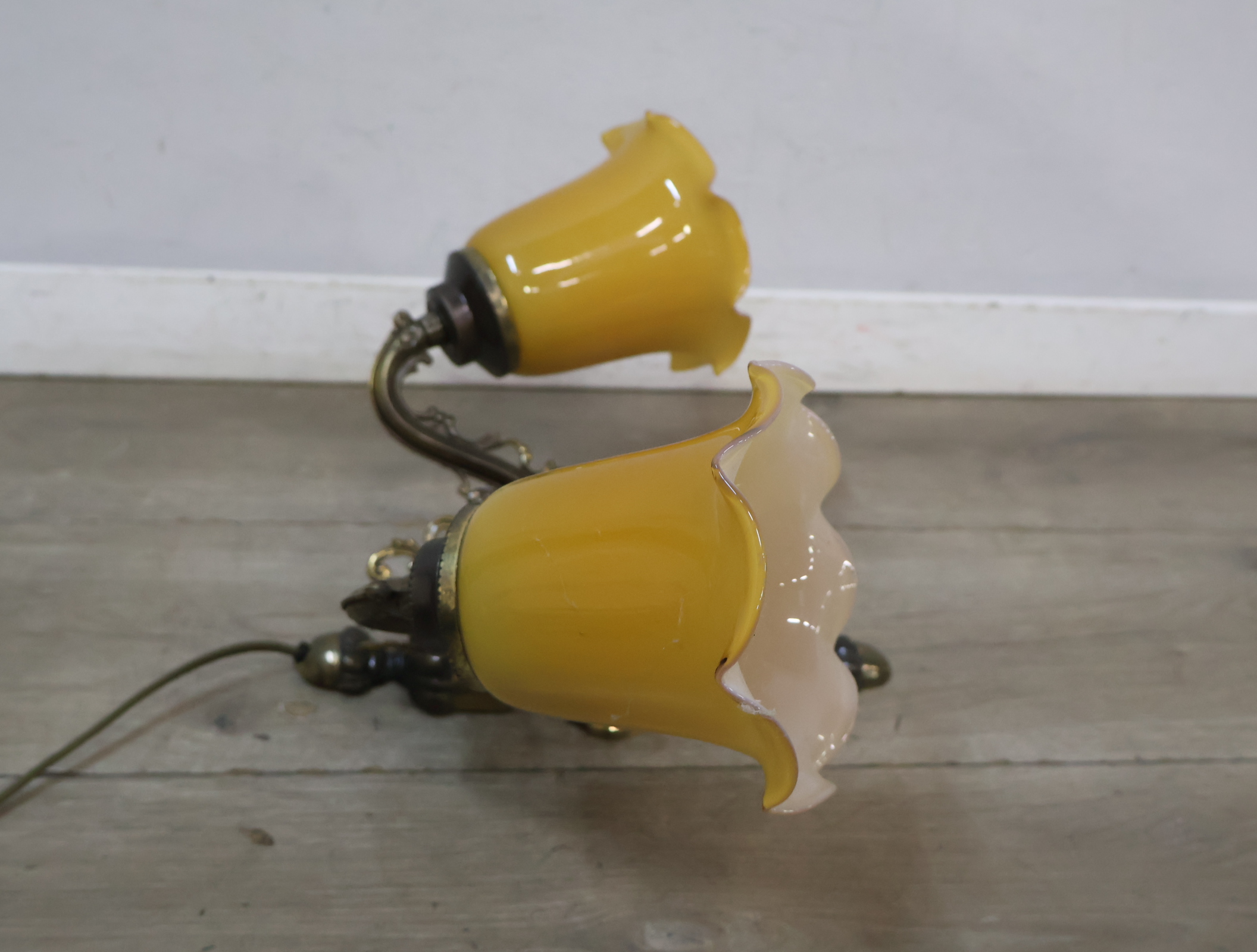 Vintage wandlamp met twee gele glazen kapjes – foto 12 – kavel bij GSD Auctions, Zoeterwoude