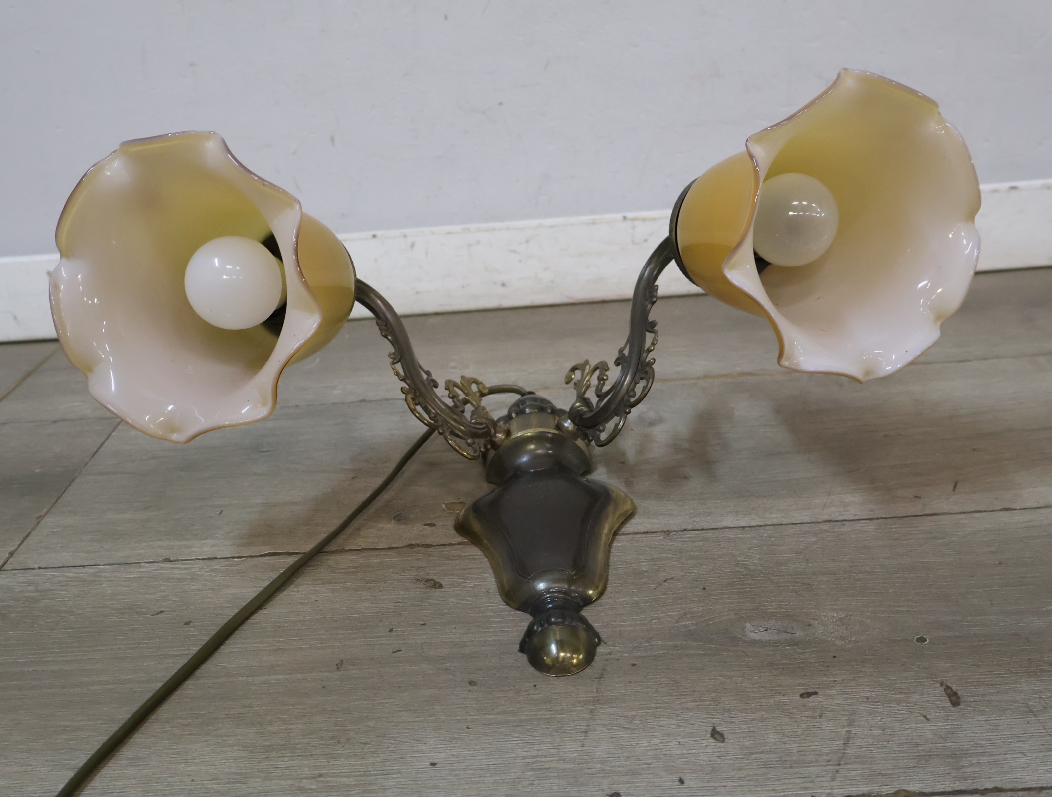 Vintage wandlamp met twee gele glazen kapjes – foto 13 – kavel bij GSD Auctions, Zoeterwoude