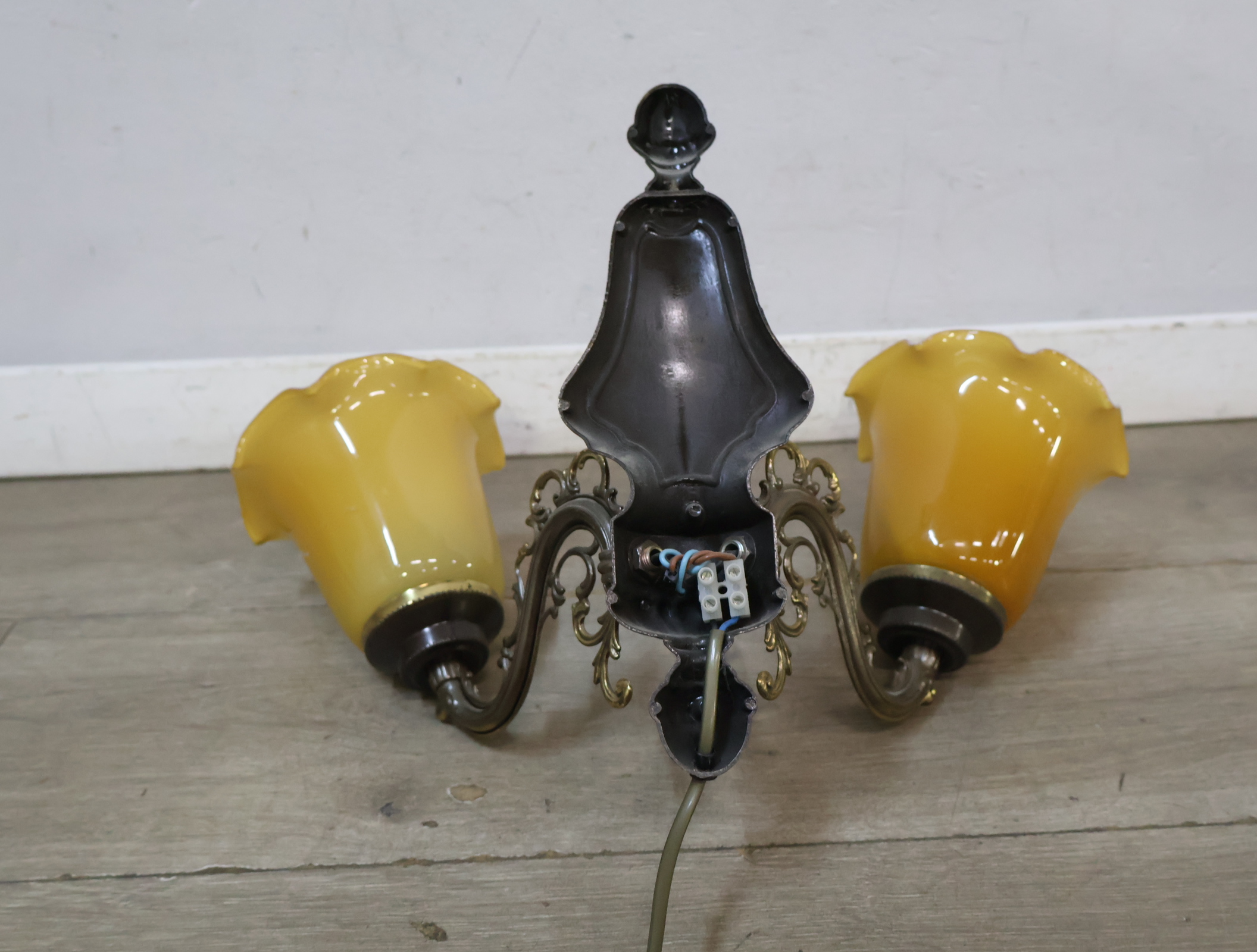 Vintage wandlamp met twee gele glazen kapjes – foto 14 – kavel bij GSD Auctions, Zoeterwoude