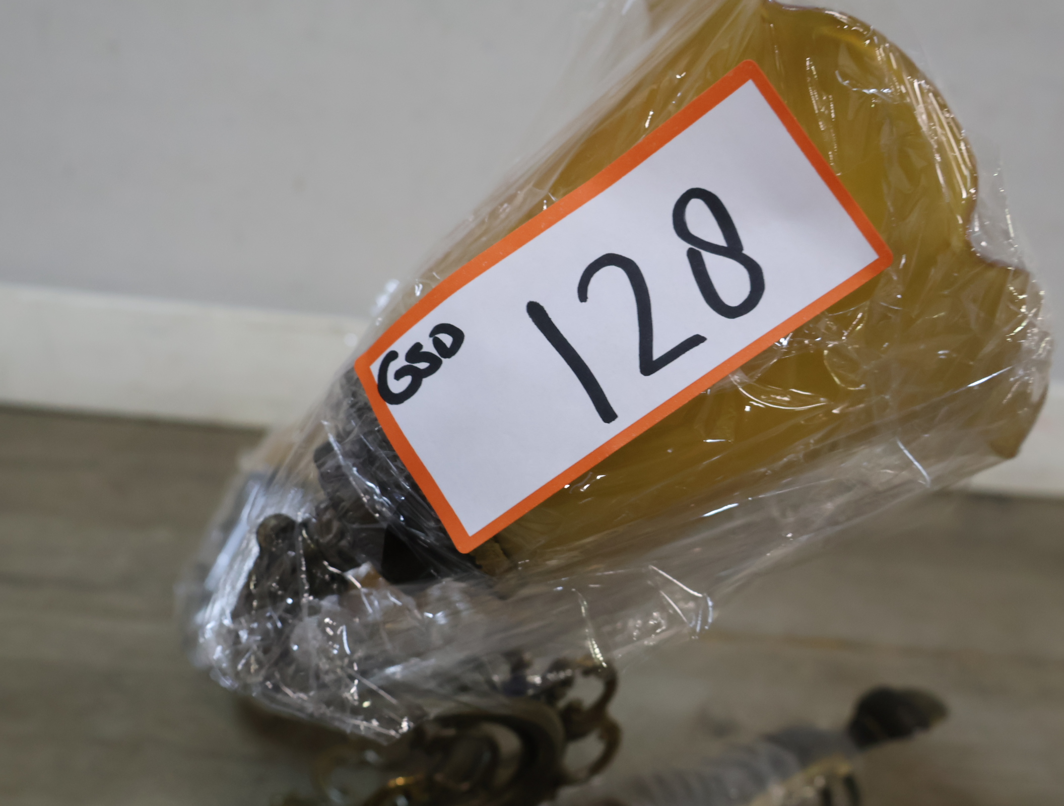 Vintage wandlamp met twee gele glazen kapjes – foto 18 – kavel bij GSD Auctions, Zoeterwoude
