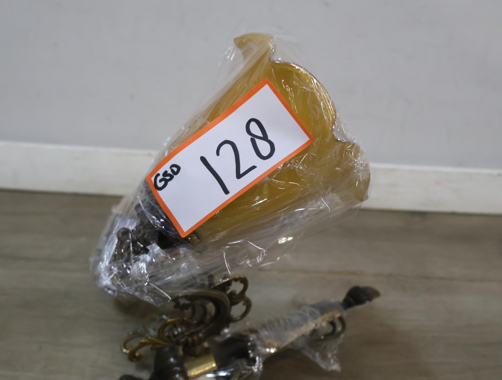 Vintage wandlamp met twee gele glazen kapjes – foto 19 – kavel bij GSD Auctions, Zoeterwoude