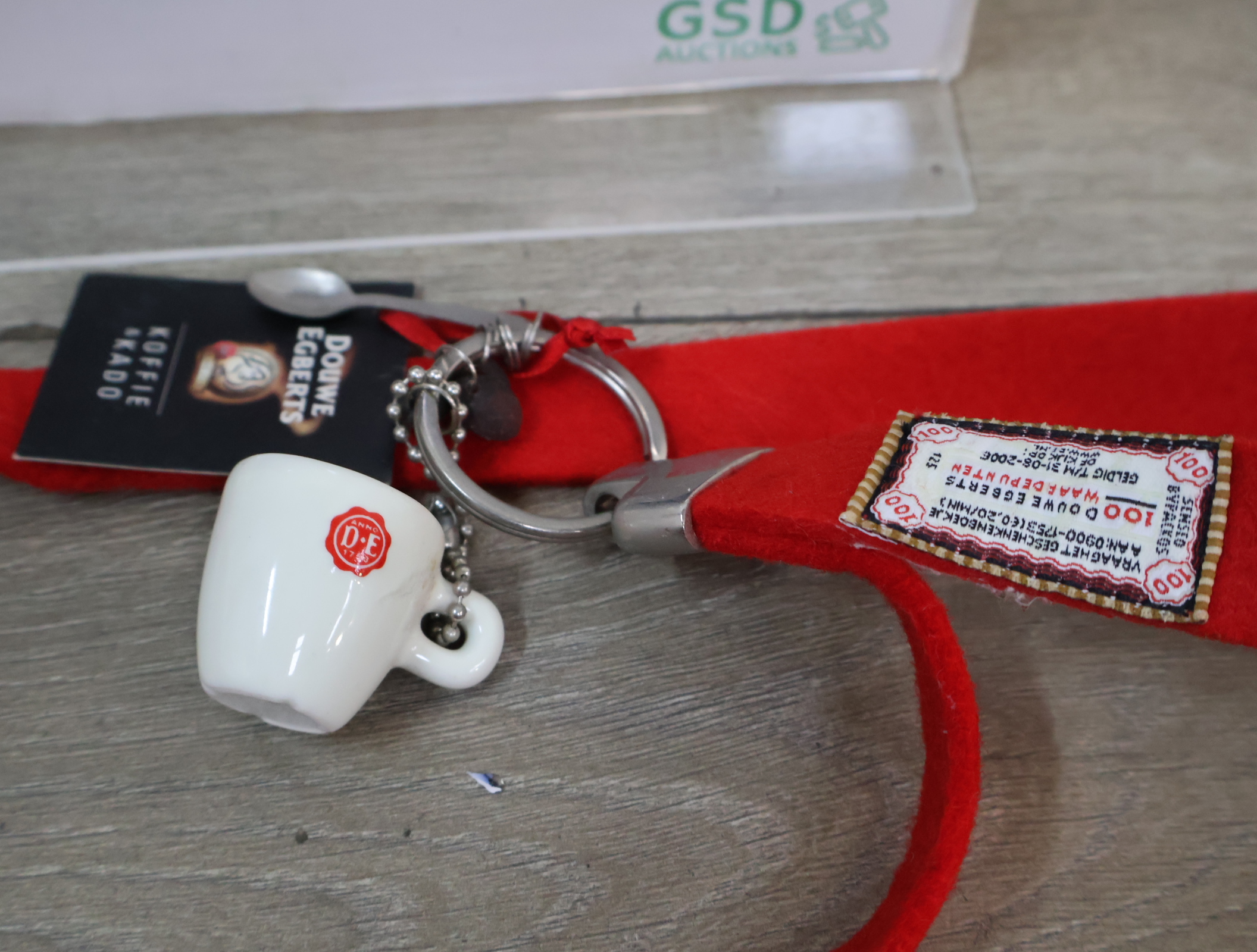 Rode sleutelhanger met miniatuur D.E. kopje – foto 2 – kavel bij GSD Auctions, Zoeterwoude