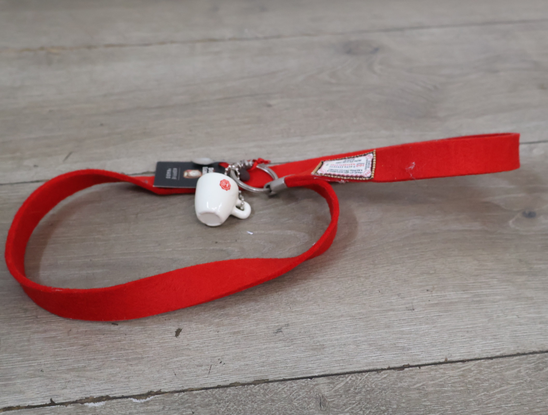 Rode sleutelhanger met miniatuur D.E. kopje – foto 3 – kavel bij GSD Auctions, Zoeterwoude