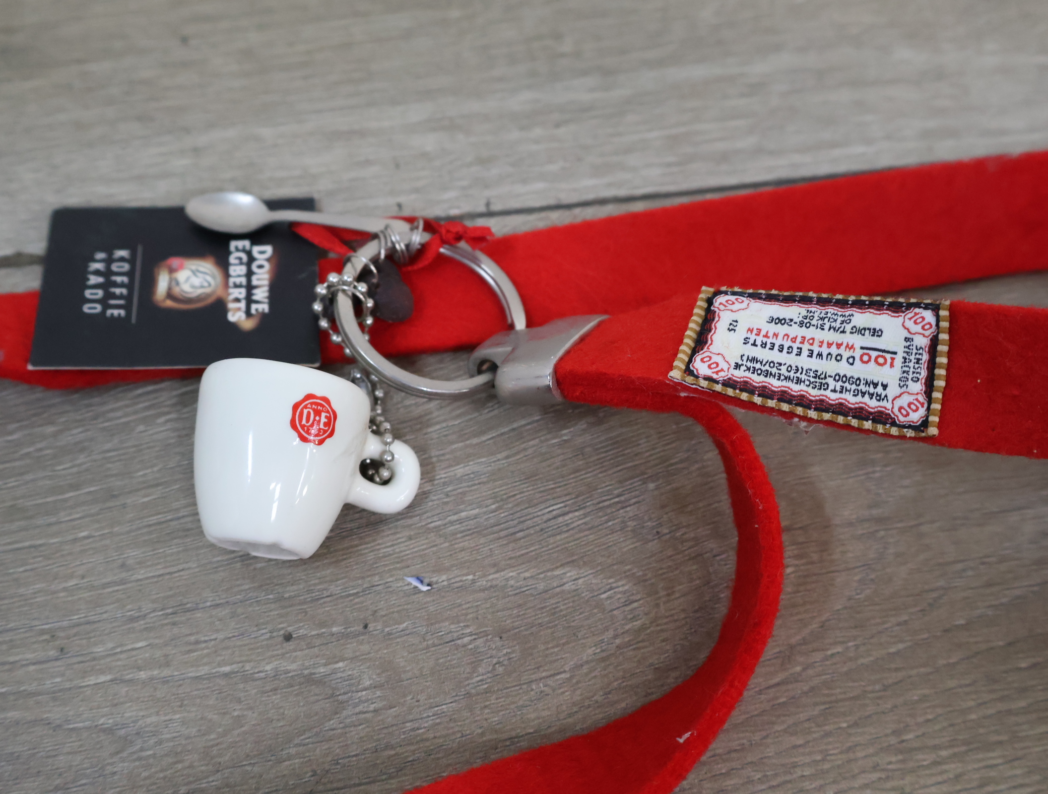 Rode sleutelhanger met miniatuur D.E. kopje – foto 4 – kavel bij GSD Auctions, Zoeterwoude
