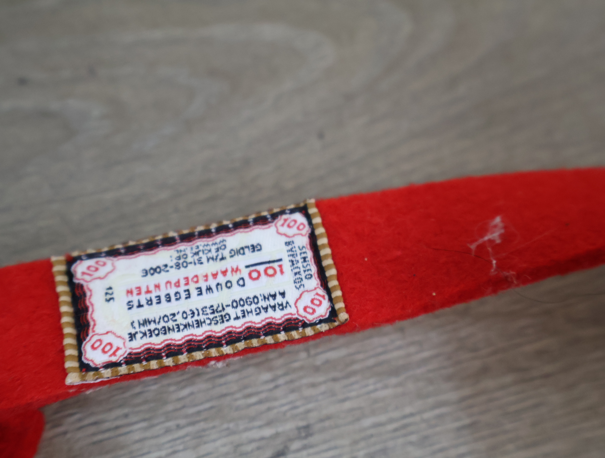 Rode sleutelhanger met miniatuur D.E. kopje – foto 9 – kavel bij GSD Auctions, Zoeterwoude