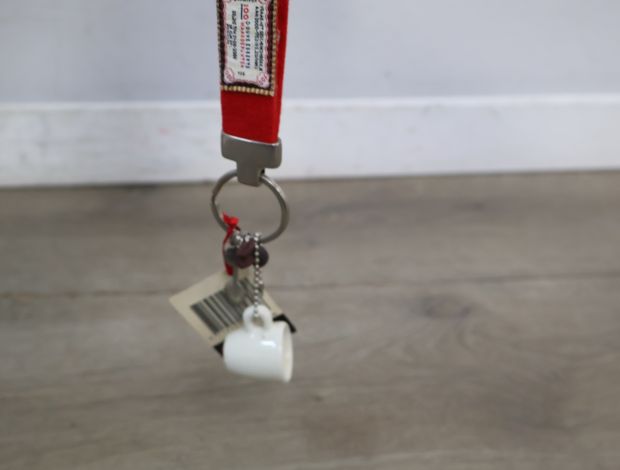 Rode sleutelhanger met miniatuur D.E. kopje – foto 10 – kavel bij GSD Auctions, Zoeterwoude