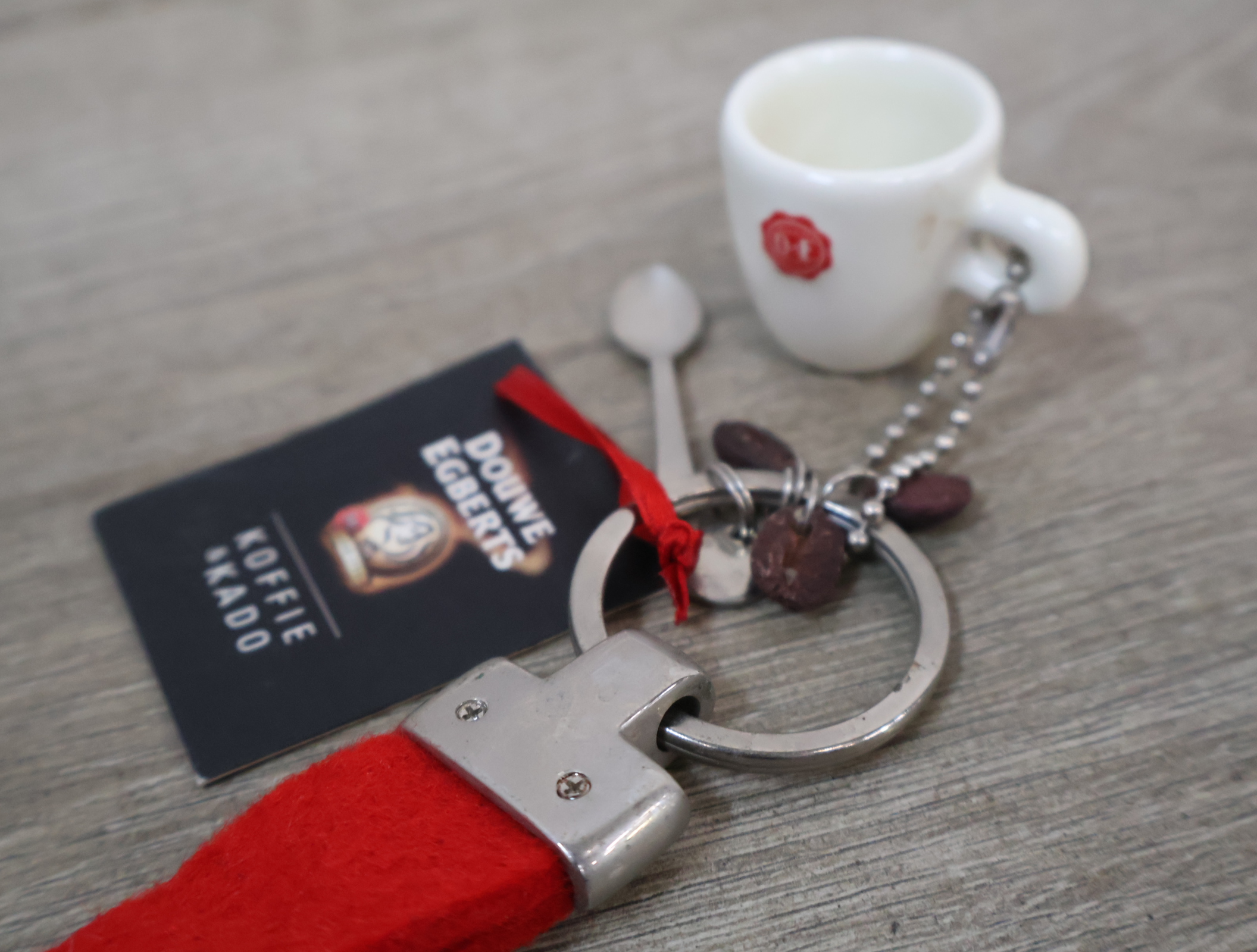 Rode sleutelhanger met miniatuur D.E. kopje – foto 11 – kavel bij GSD Auctions, Zoeterwoude