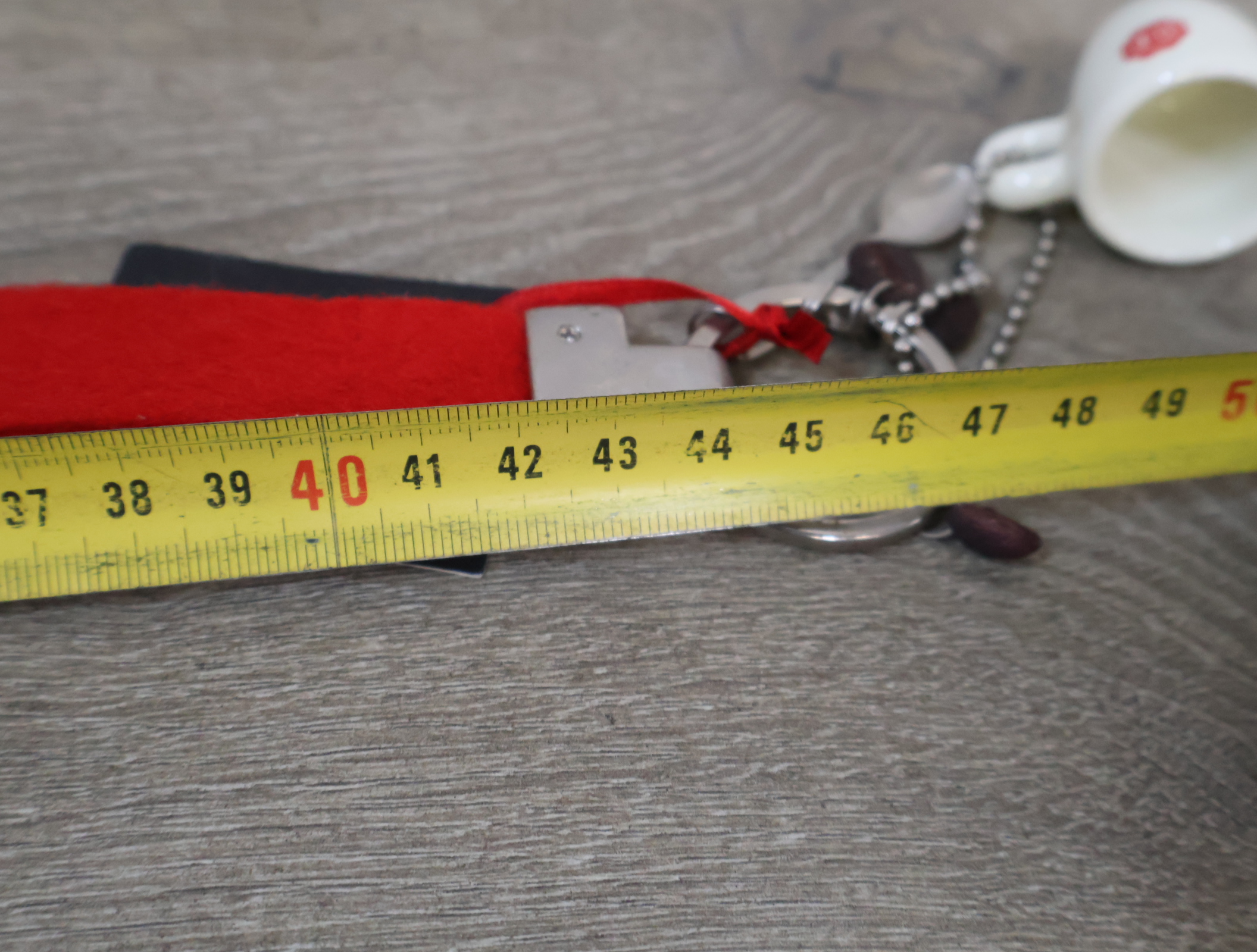 Rode sleutelhanger met miniatuur D.E. kopje – foto 12 – kavel bij GSD Auctions, Zoeterwoude
