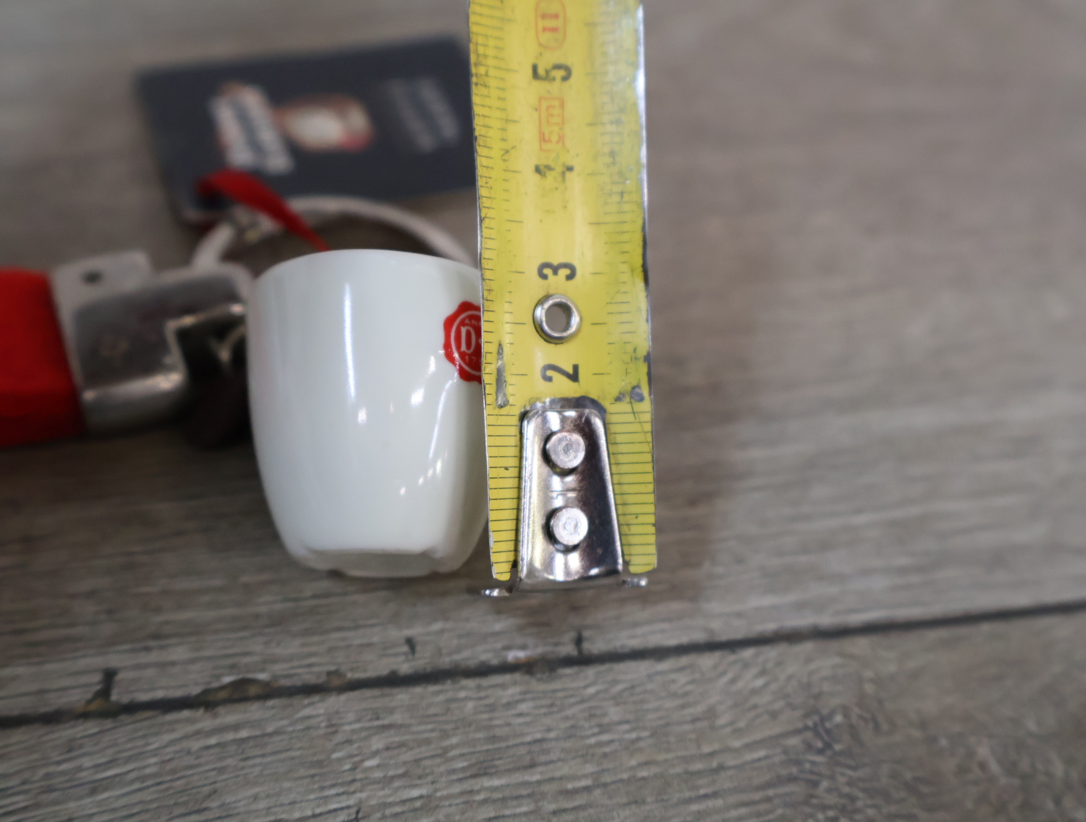 Rode sleutelhanger met miniatuur D.E. kopje – foto 13 – kavel bij GSD Auctions, Zoeterwoude