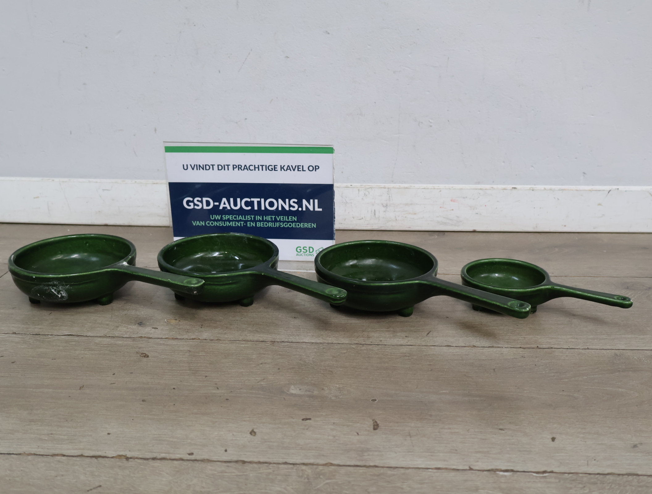 Set van 4 groene keramieken pannetjes met handvat – foto 2 – kavel bij GSD Auctions, Zoeterwoude