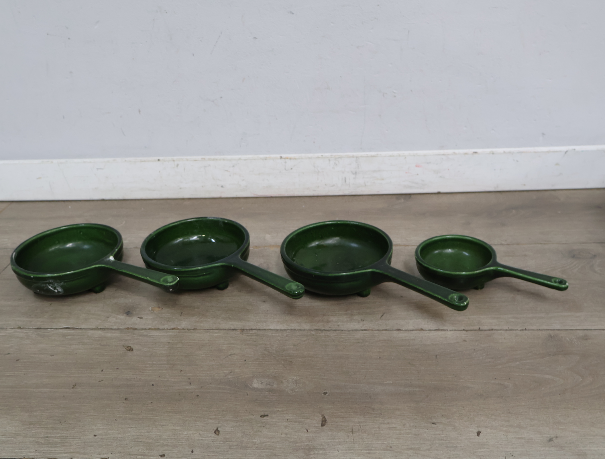 Set van 4 groene keramieken pannetjes met handvat – foto 3 – kavel bij GSD Auctions, Zoeterwoude