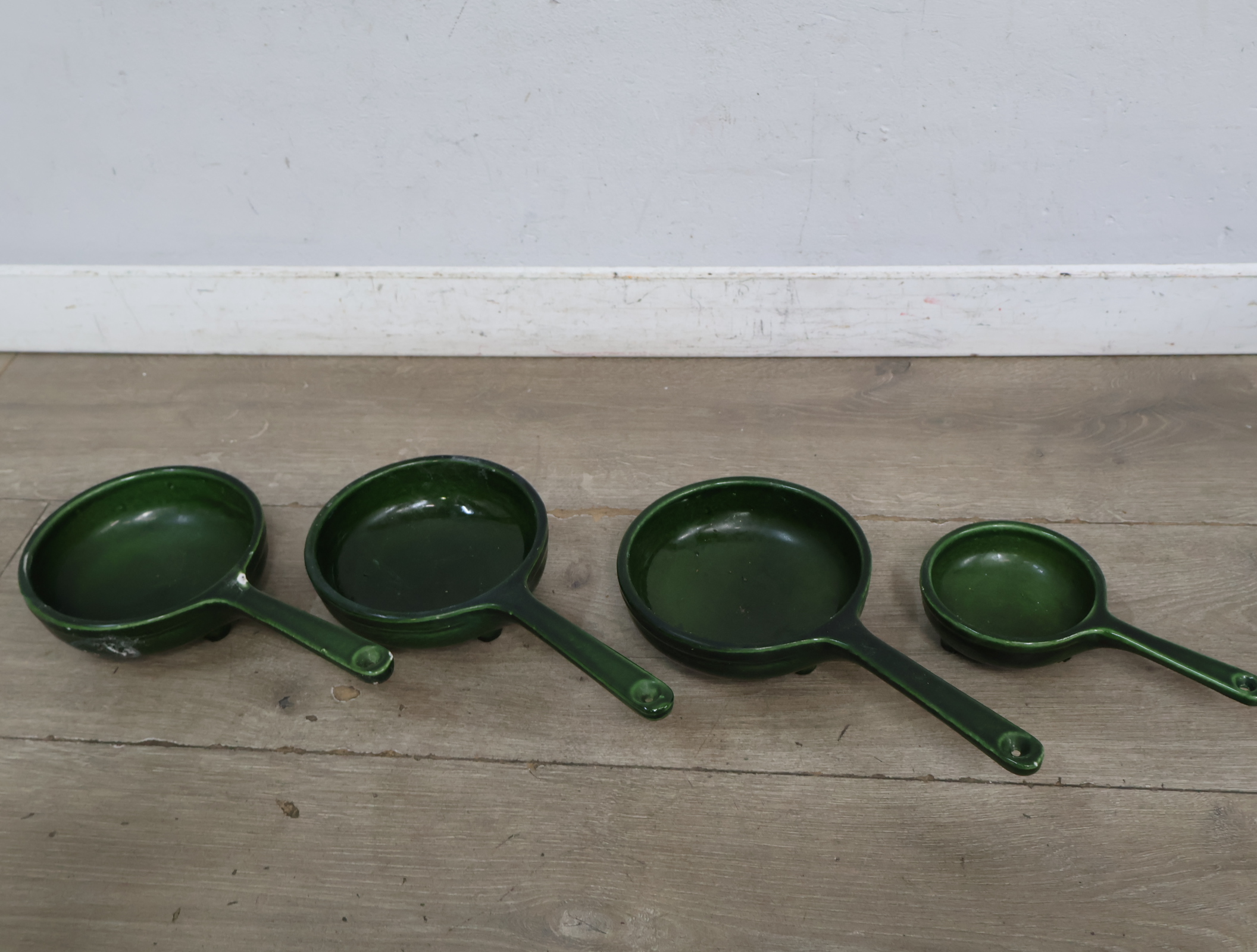 Set van 4 groene keramieken pannetjes met handvat – foto 4 – kavel bij GSD Auctions, Zoeterwoude