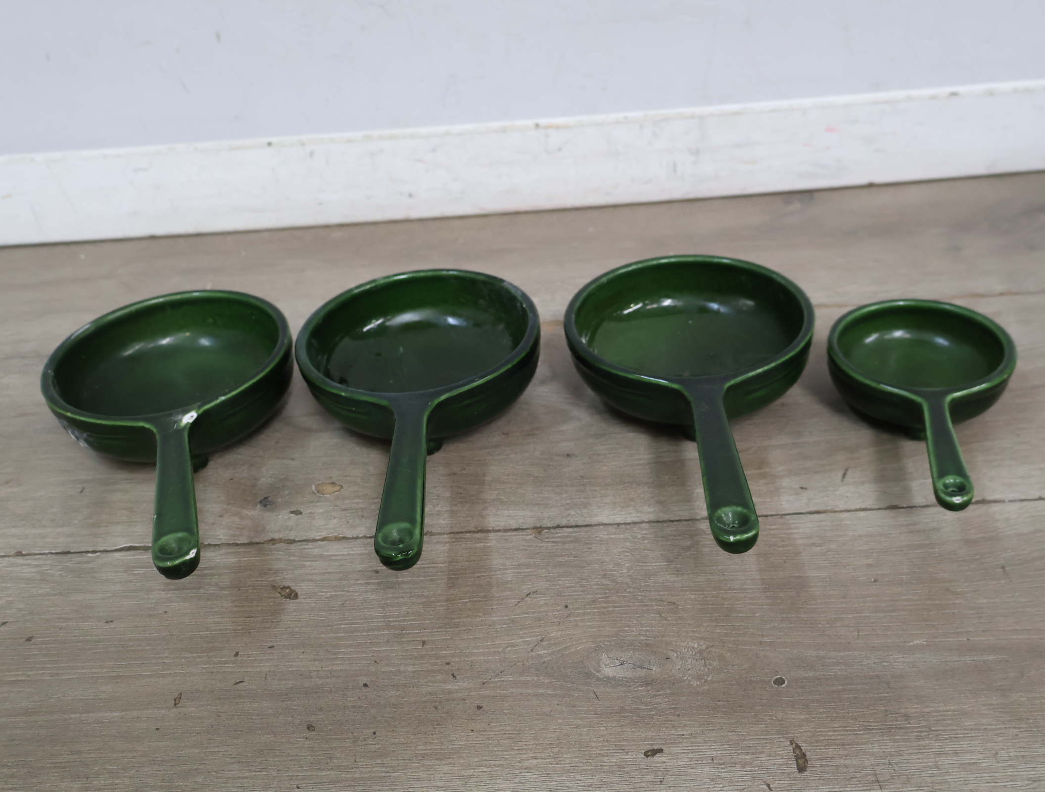 Set van 4 groene keramieken pannetjes met handvat – foto 5 – kavel bij GSD Auctions, Zoeterwoude