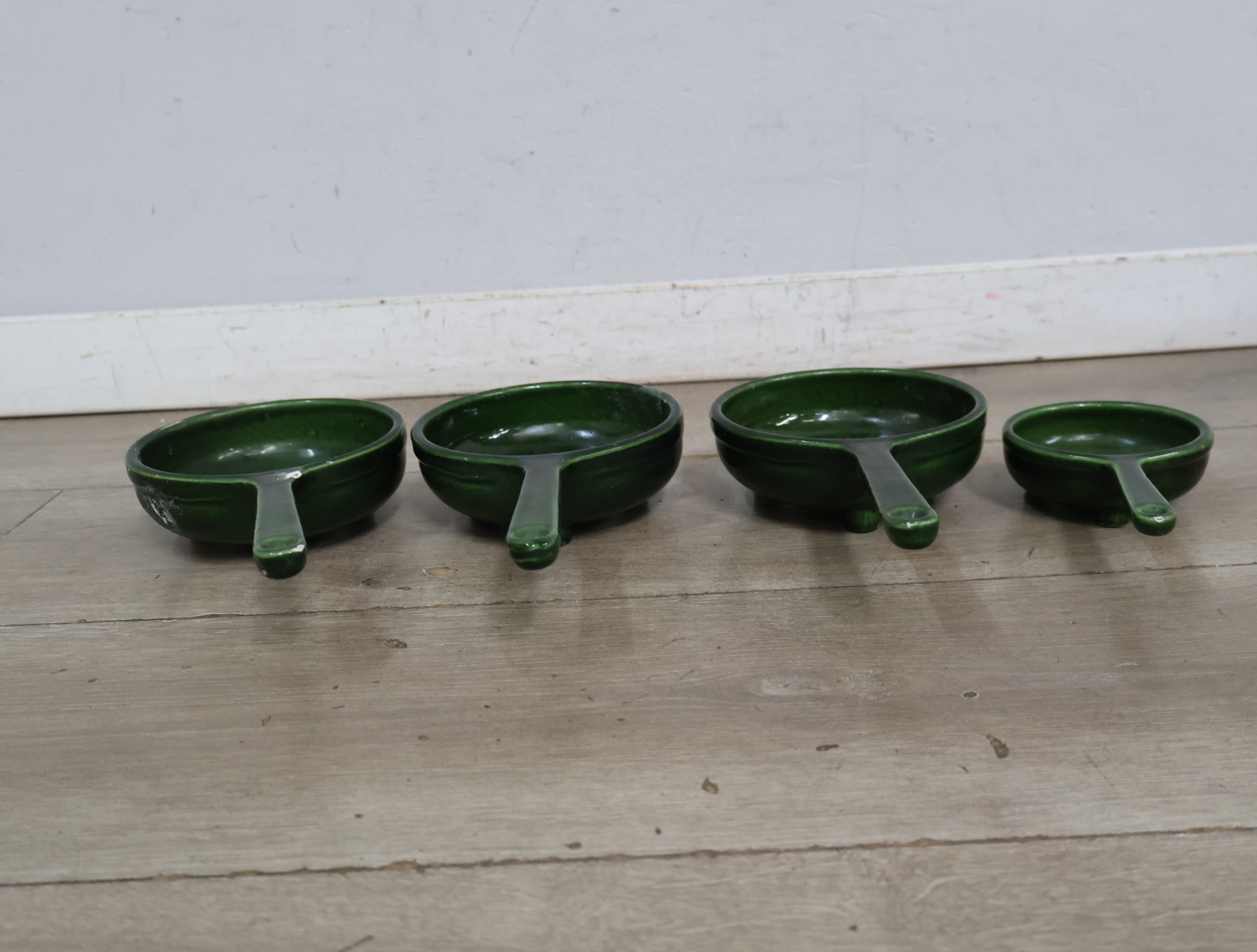 Set van 4 groene keramieken pannetjes met handvat – foto 6 – kavel bij GSD Auctions, Zoeterwoude