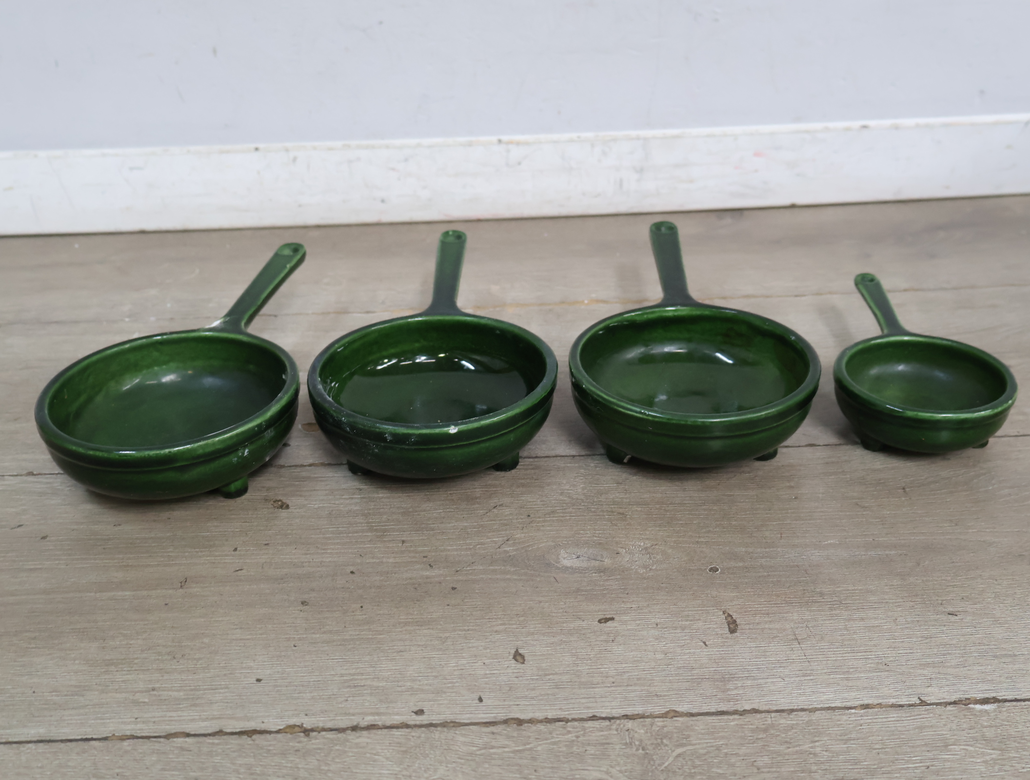 Set van 4 groene keramieken pannetjes met handvat – foto 7 – kavel bij GSD Auctions, Zoeterwoude