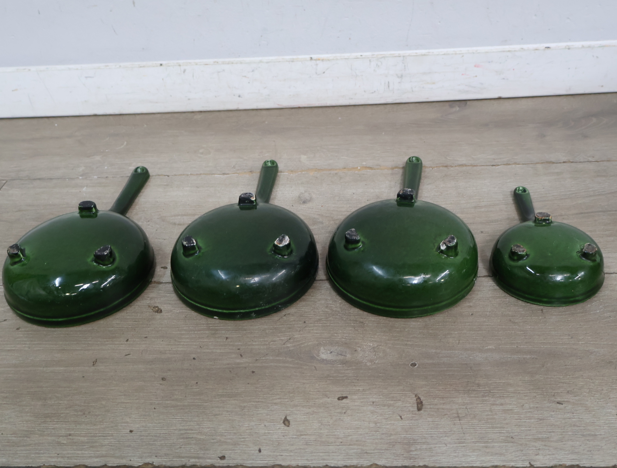 Set van 4 groene keramieken pannetjes met handvat – foto 8 – kavel bij GSD Auctions, Zoeterwoude