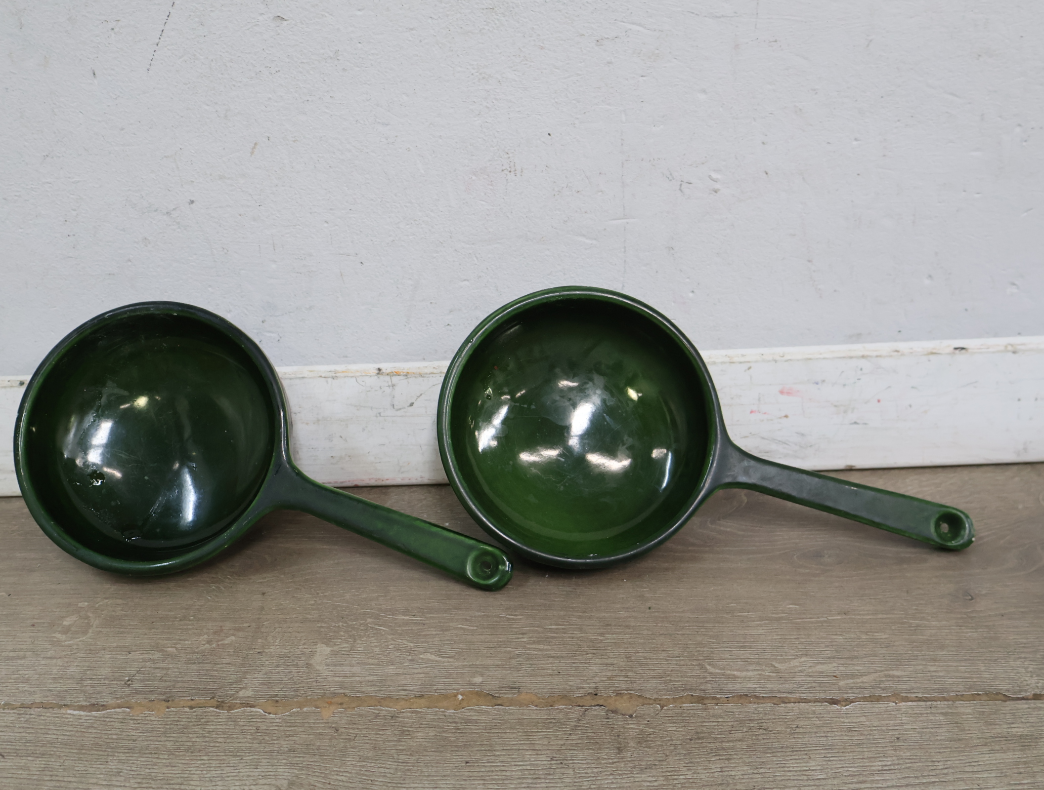 Set van 4 groene keramieken pannetjes met handvat – foto 9 – kavel bij GSD Auctions, Zoeterwoude