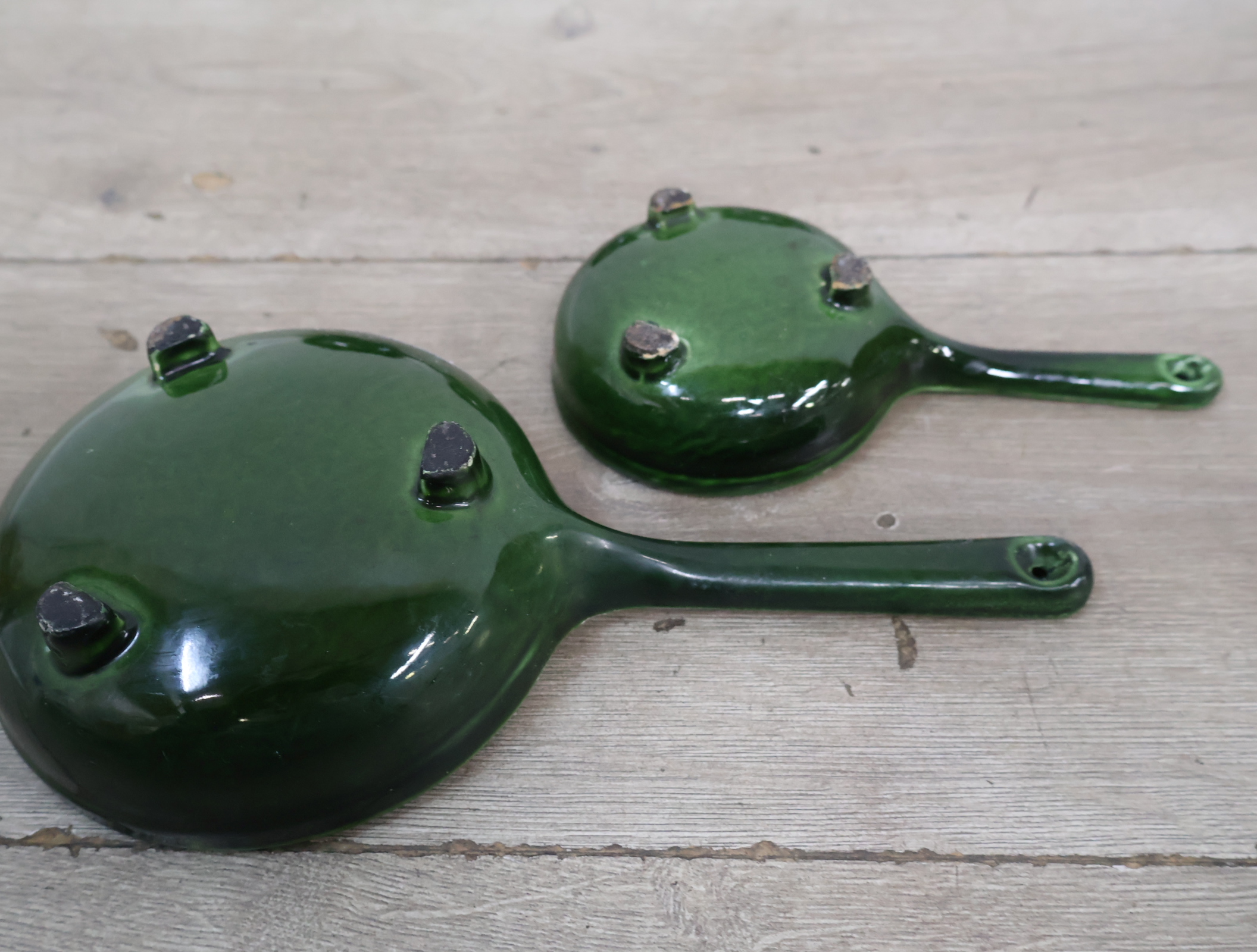 Set van 4 groene keramieken pannetjes met handvat – foto 10 – kavel bij GSD Auctions, Zoeterwoude