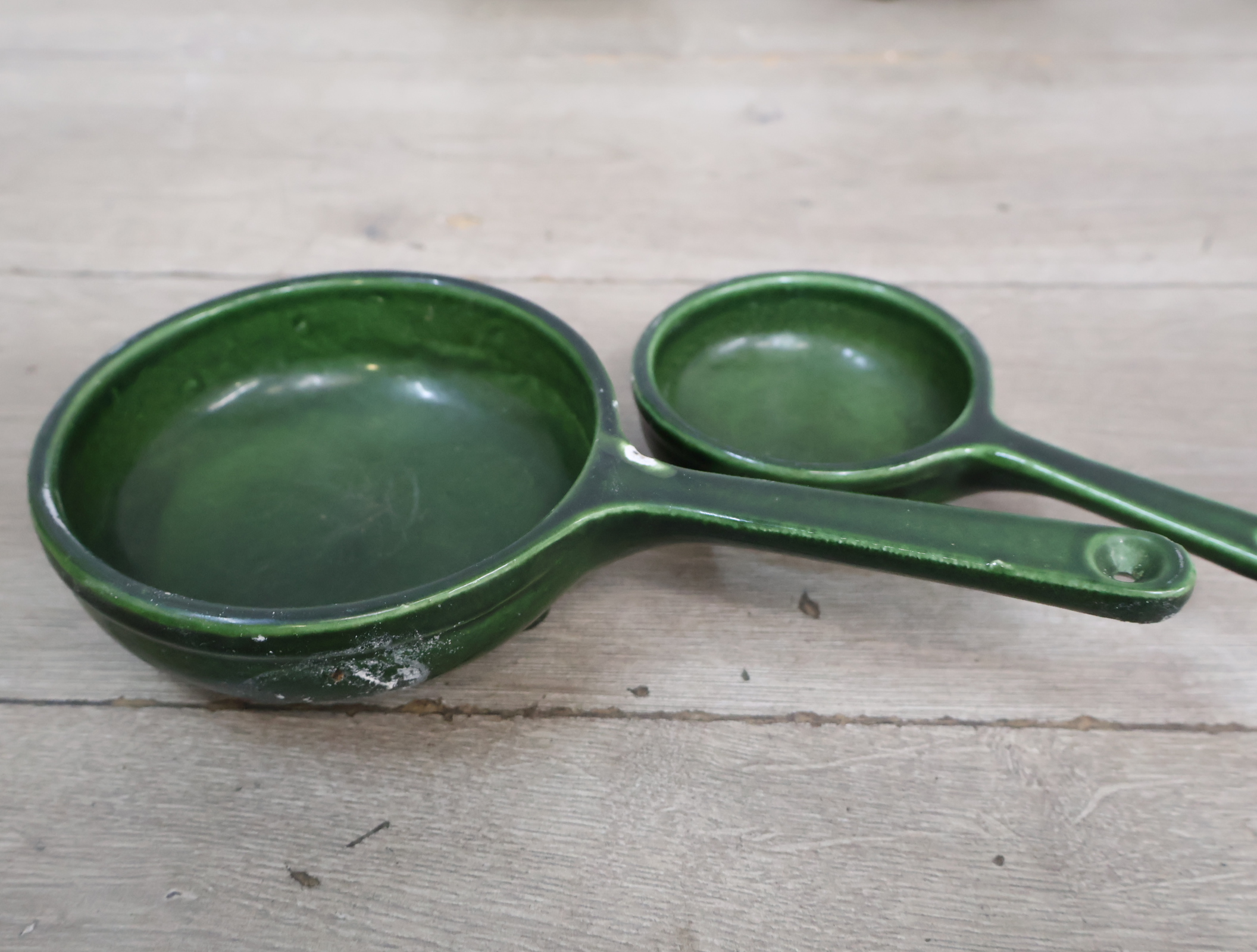 Set van 4 groene keramieken pannetjes met handvat – foto 12 – kavel bij GSD Auctions, Zoeterwoude