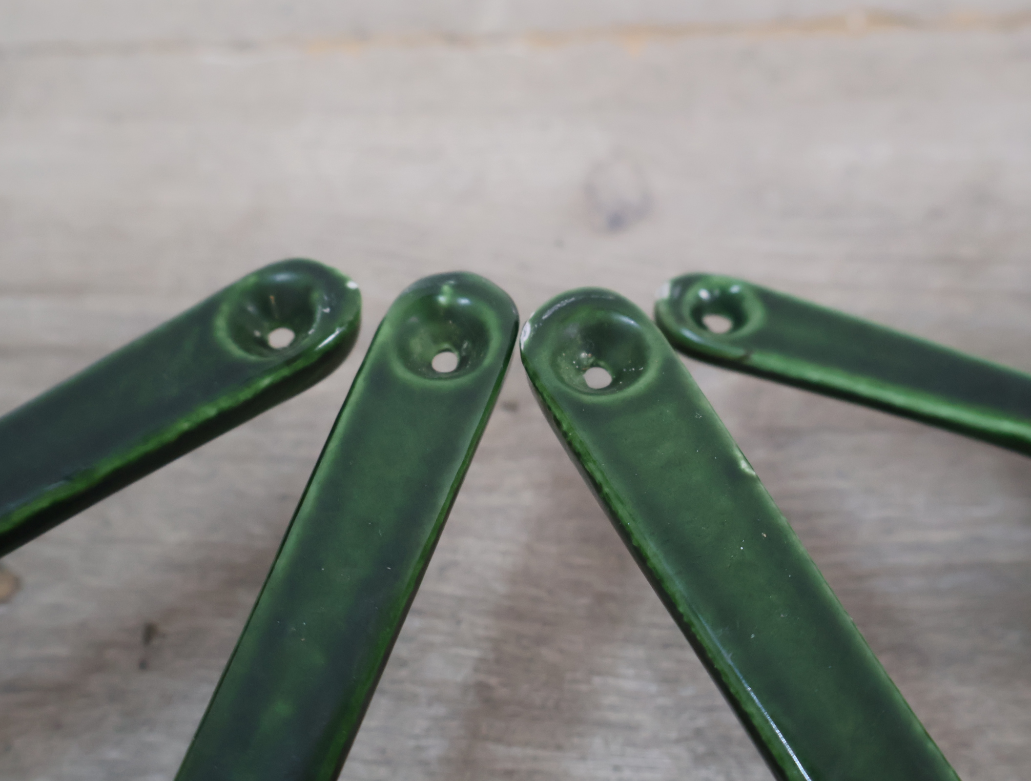 Set van 4 groene keramieken pannetjes met handvat – foto 15 – kavel bij GSD Auctions, Zoeterwoude