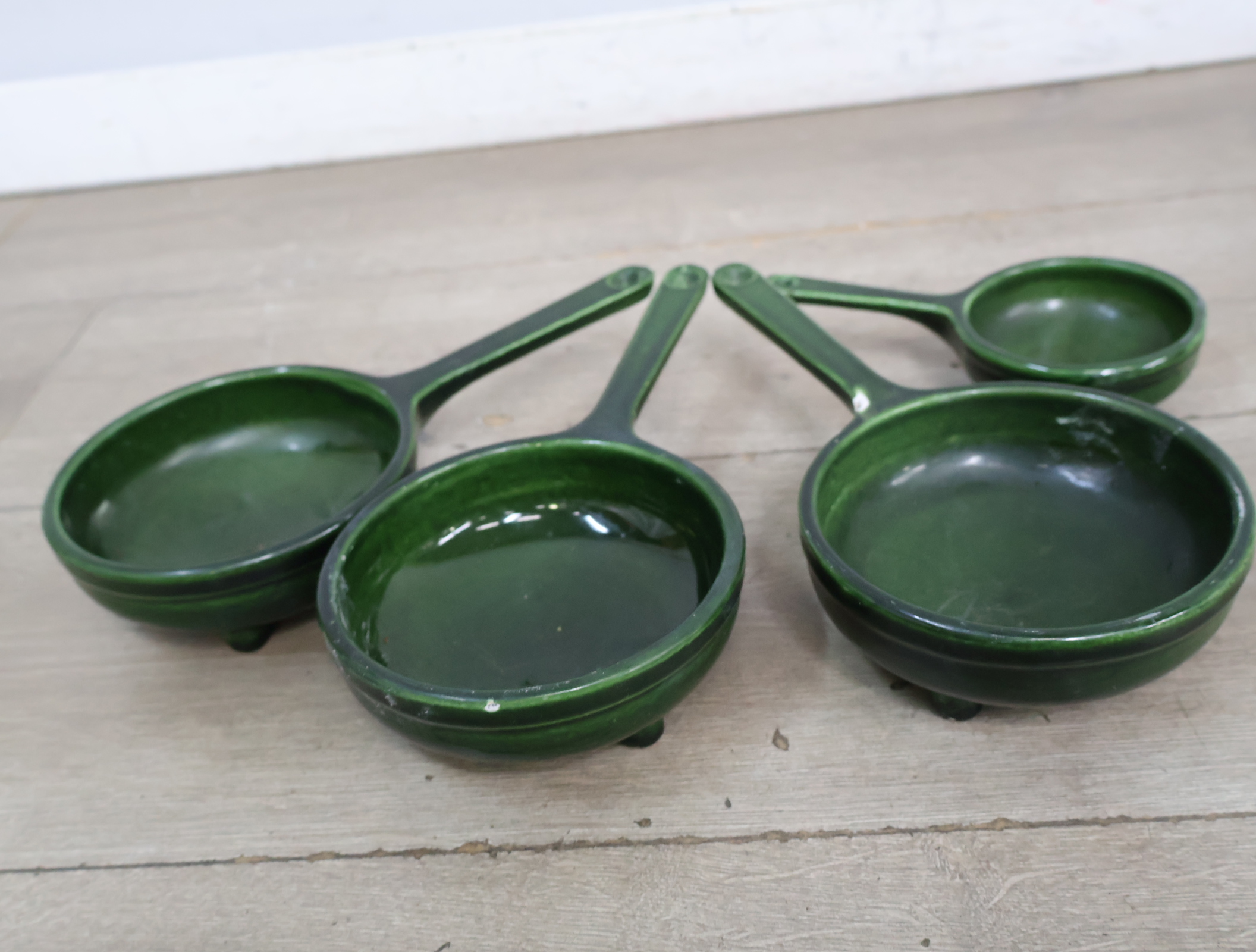 Set van 4 groene keramieken pannetjes met handvat – foto 16 – kavel bij GSD Auctions, Zoeterwoude