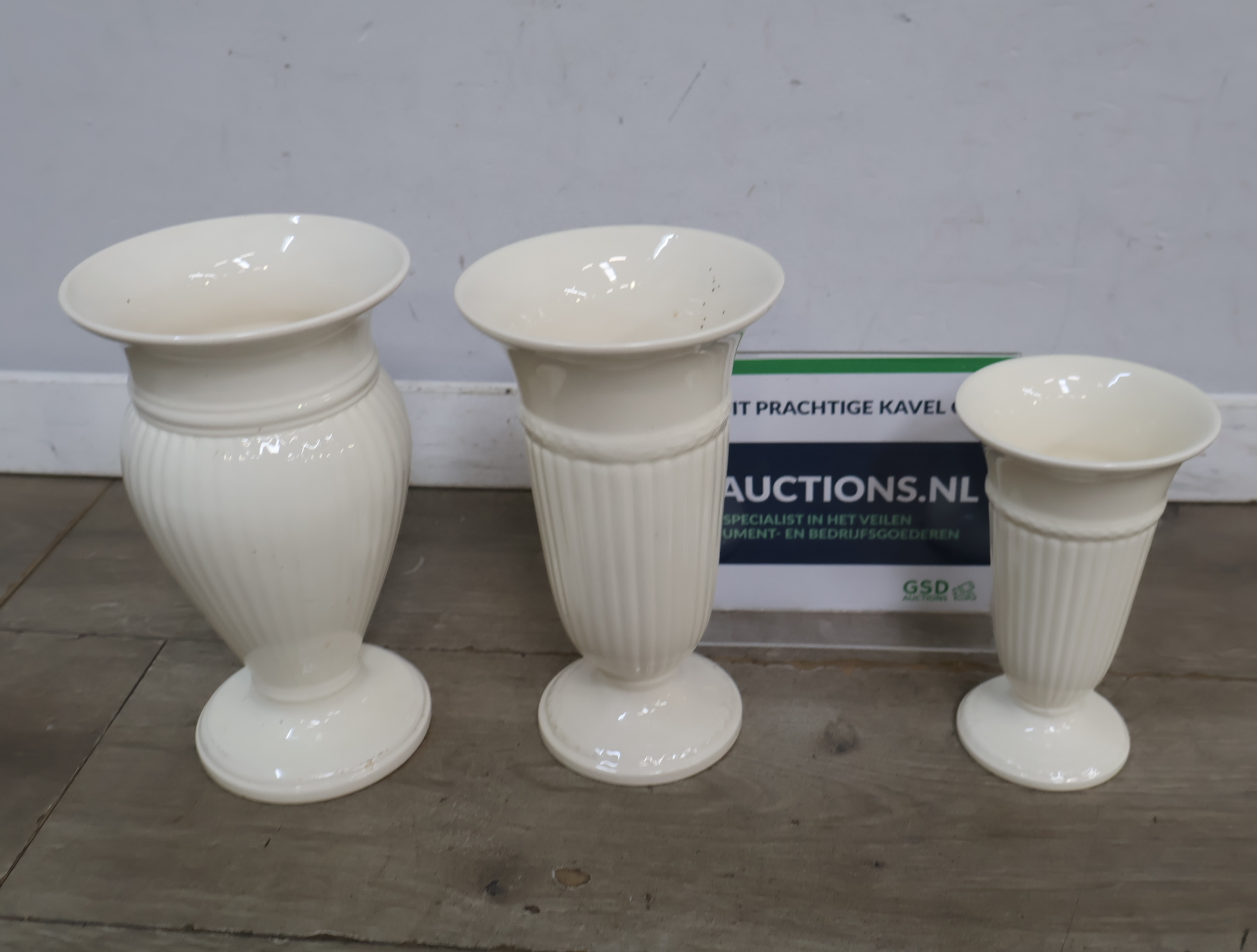 3 Wedgwood Vazen – foto 2 – kavel bij GSD Auctions, Zoeterwoude