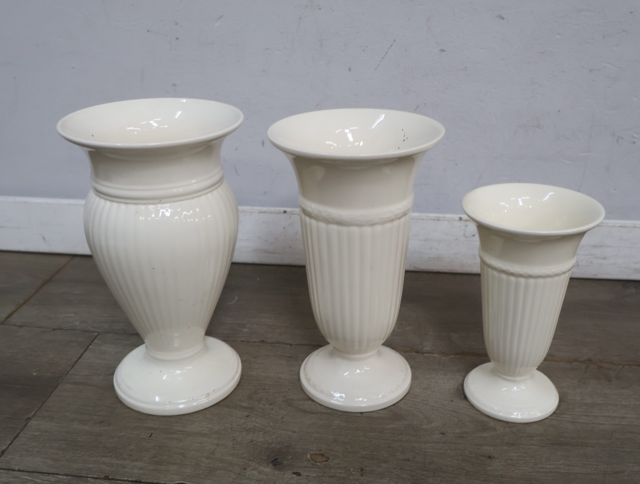 3 Wedgwood Vazen – foto 4 – kavel bij GSD Auctions, Zoeterwoude