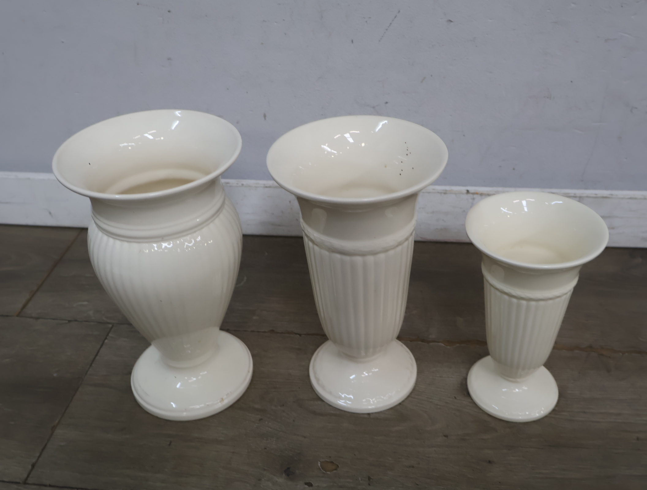 3 Wedgwood Vazen – foto 5 – kavel bij GSD Auctions, Zoeterwoude