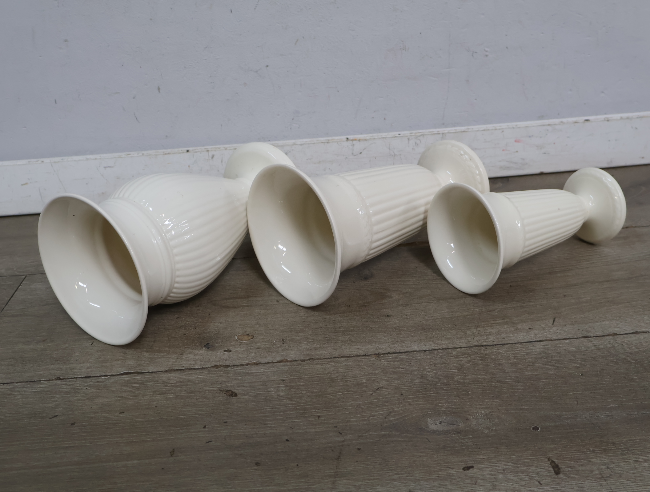 3 Wedgwood Vazen – foto 8 – kavel bij GSD Auctions, Zoeterwoude