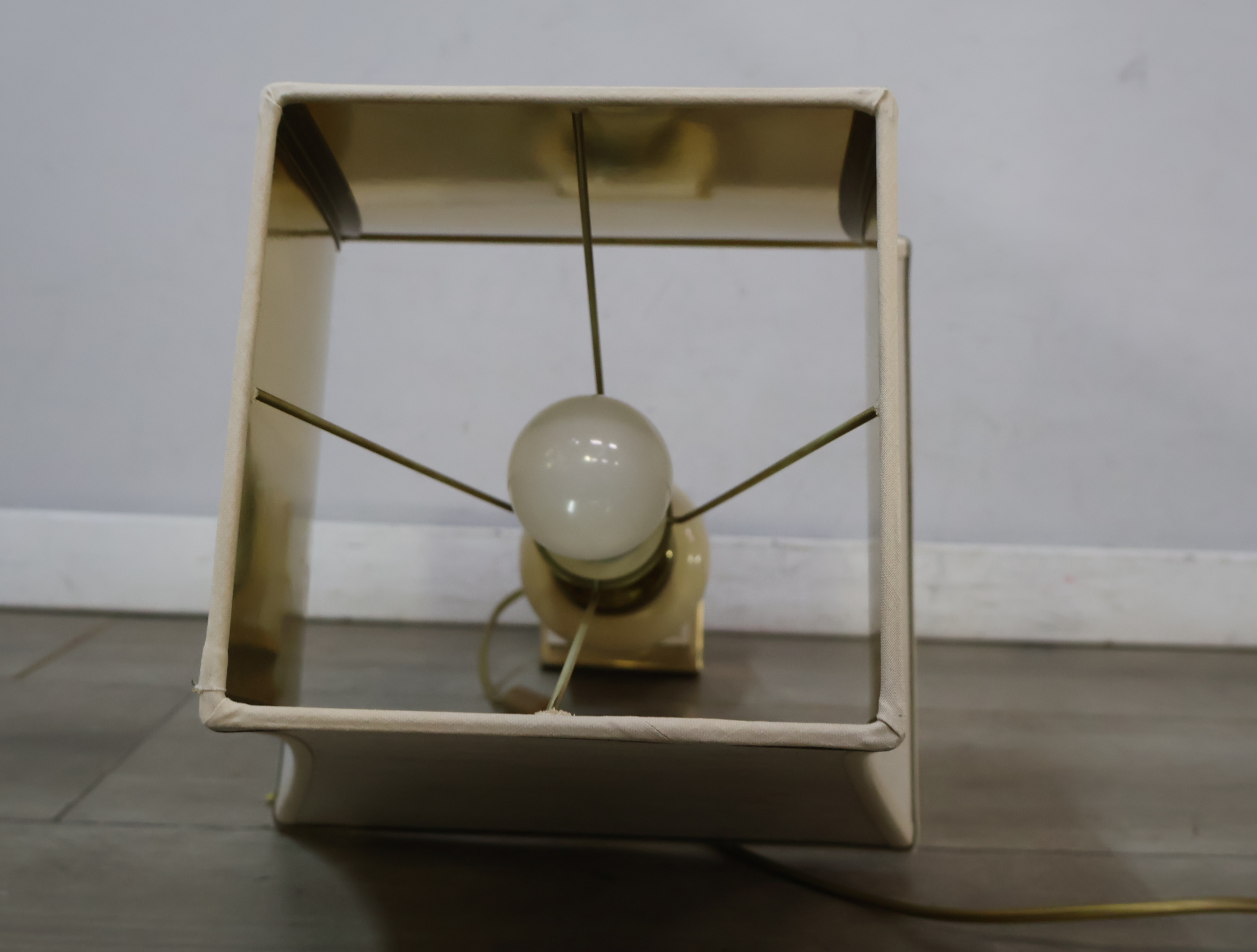 Tafellamp - Messing en gouden Accenten – foto 16 – kavel bij GSD Auctions, Zoeterwoude