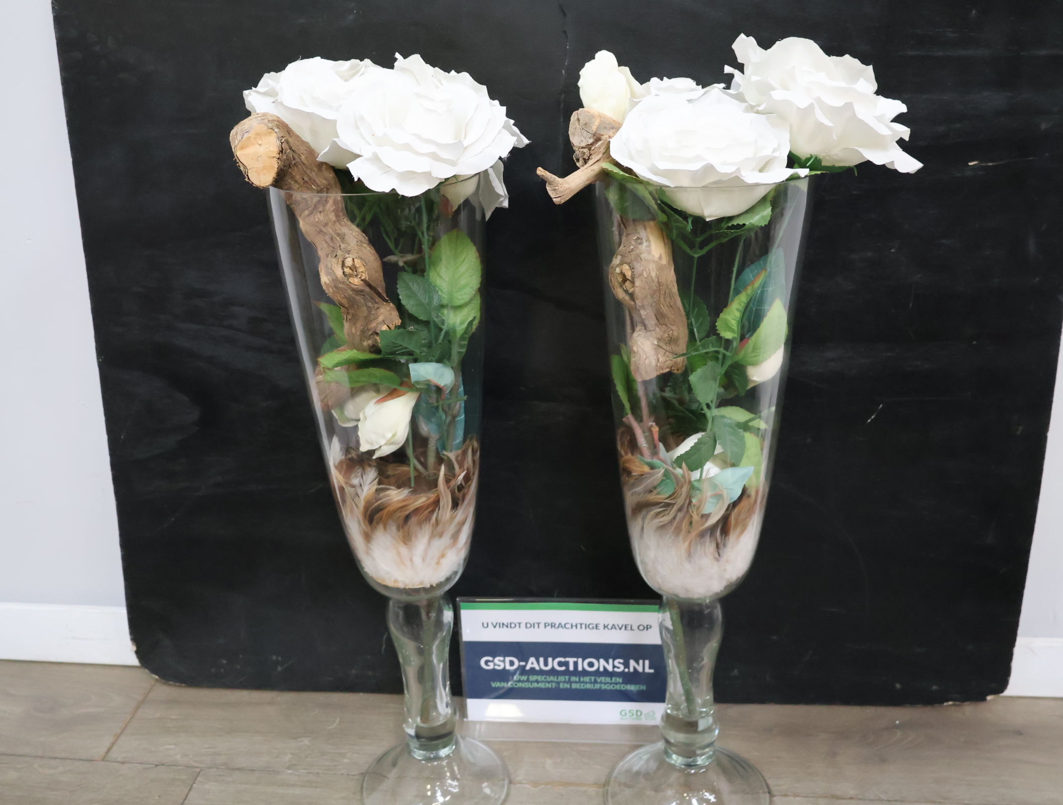 Set glazen vazen met kunstbloemen en houtdecoratie – foto 2 – kavel bij GSD Auctions, Zoeterwoude
