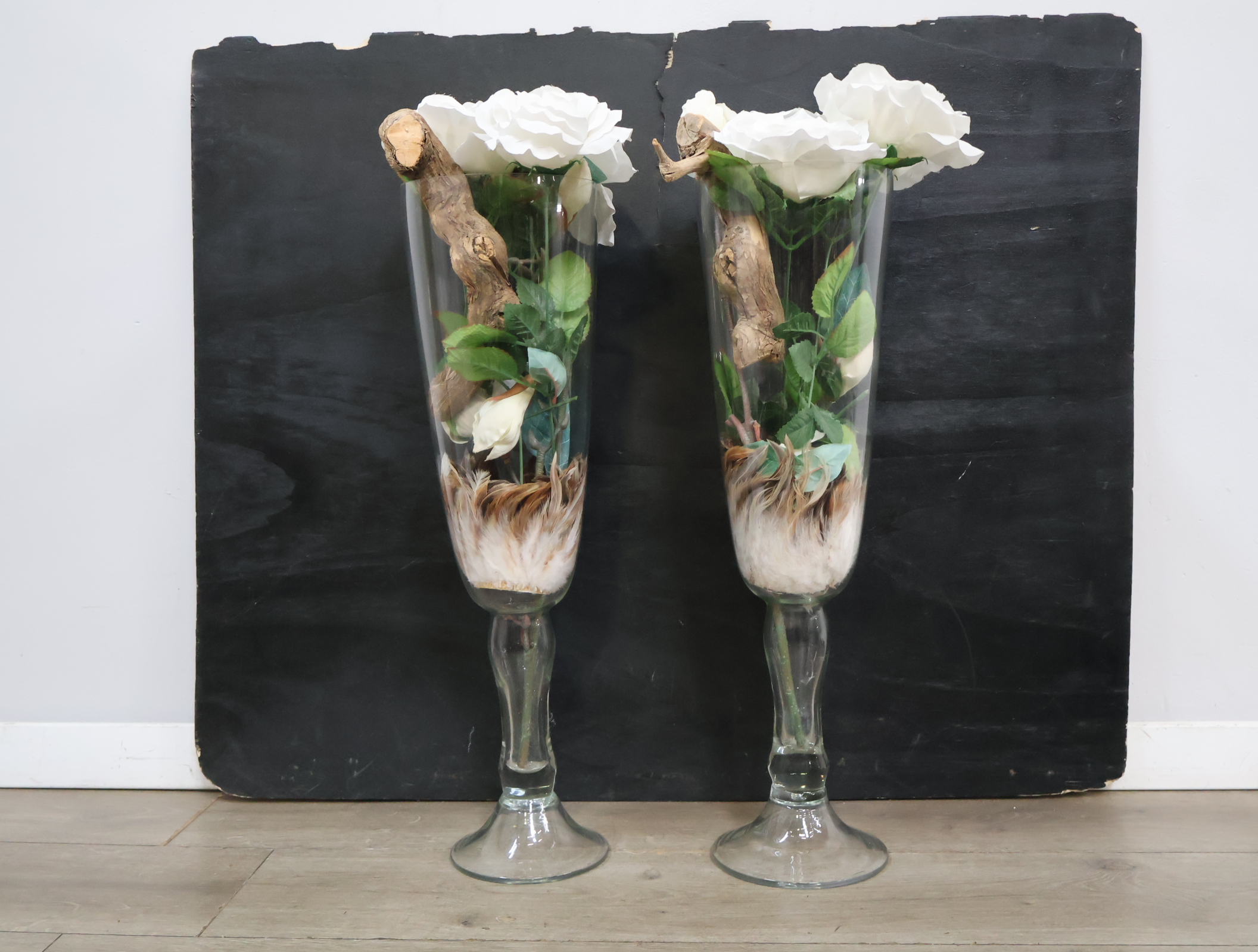 Set glazen vazen met kunstbloemen en houtdecoratie – foto 3 – kavel bij GSD Auctions, Zoeterwoude