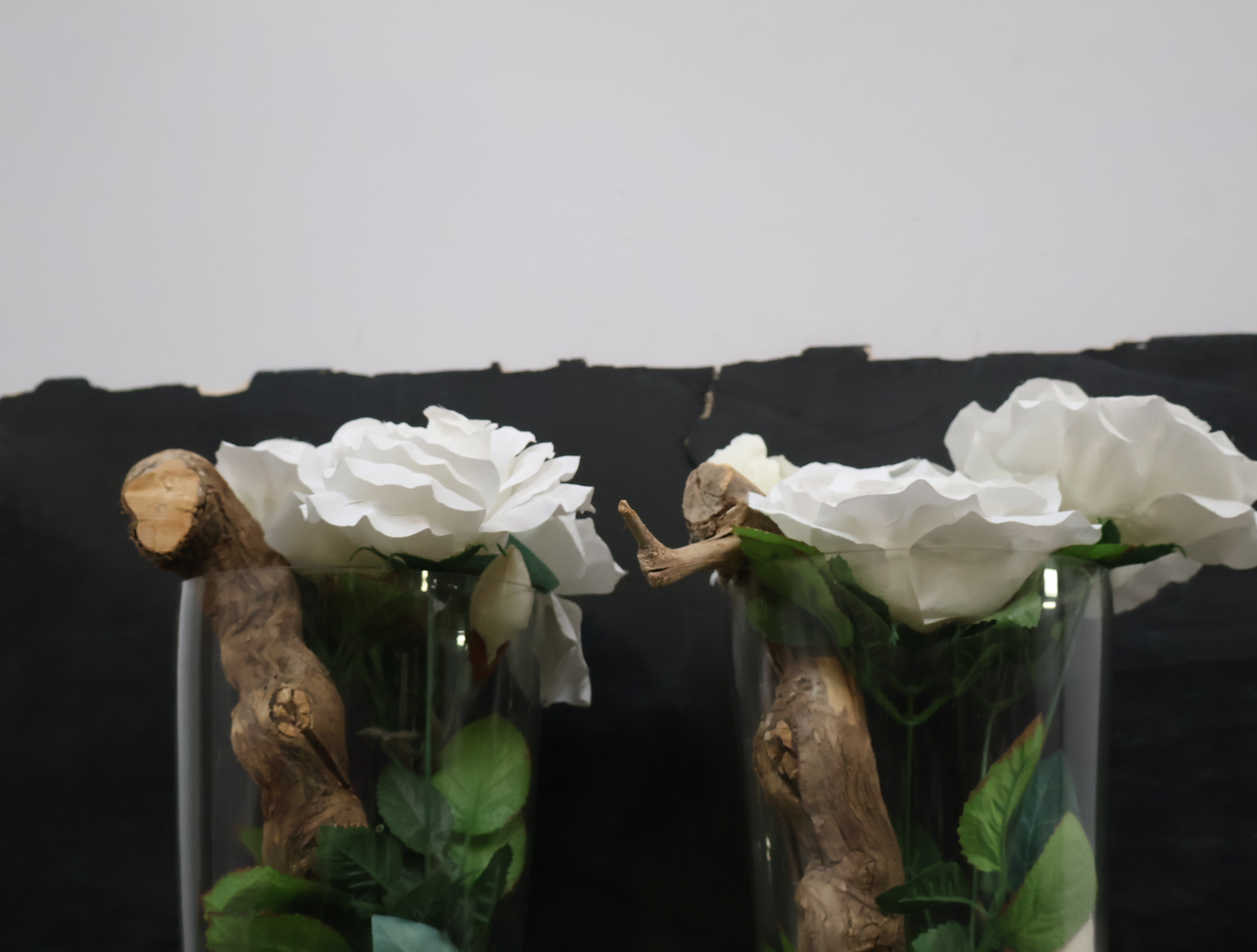 Set glazen vazen met kunstbloemen en houtdecoratie – foto 4 – kavel bij GSD Auctions, Zoeterwoude
