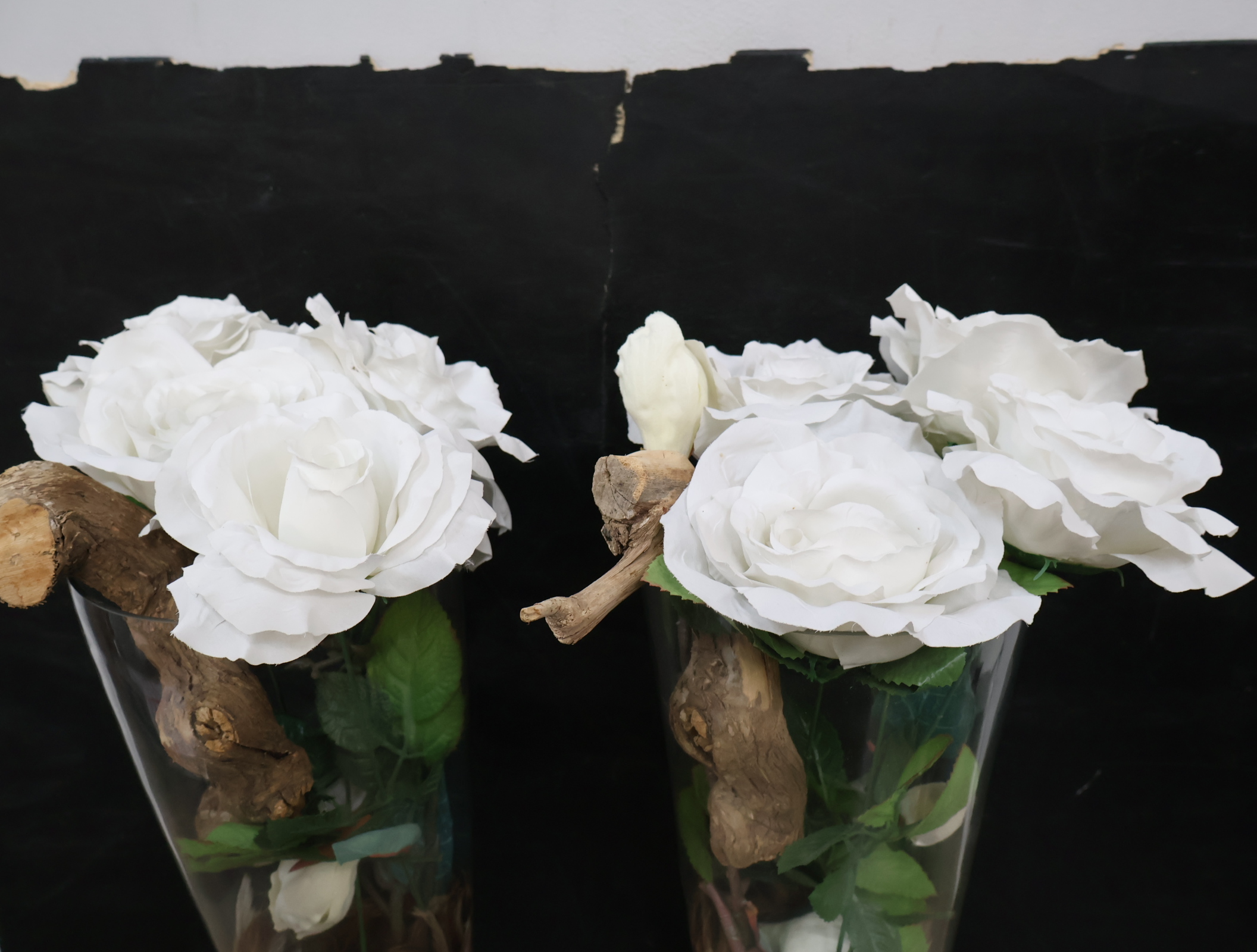 Set glazen vazen met kunstbloemen en houtdecoratie – foto 5 – kavel bij GSD Auctions, Zoeterwoude