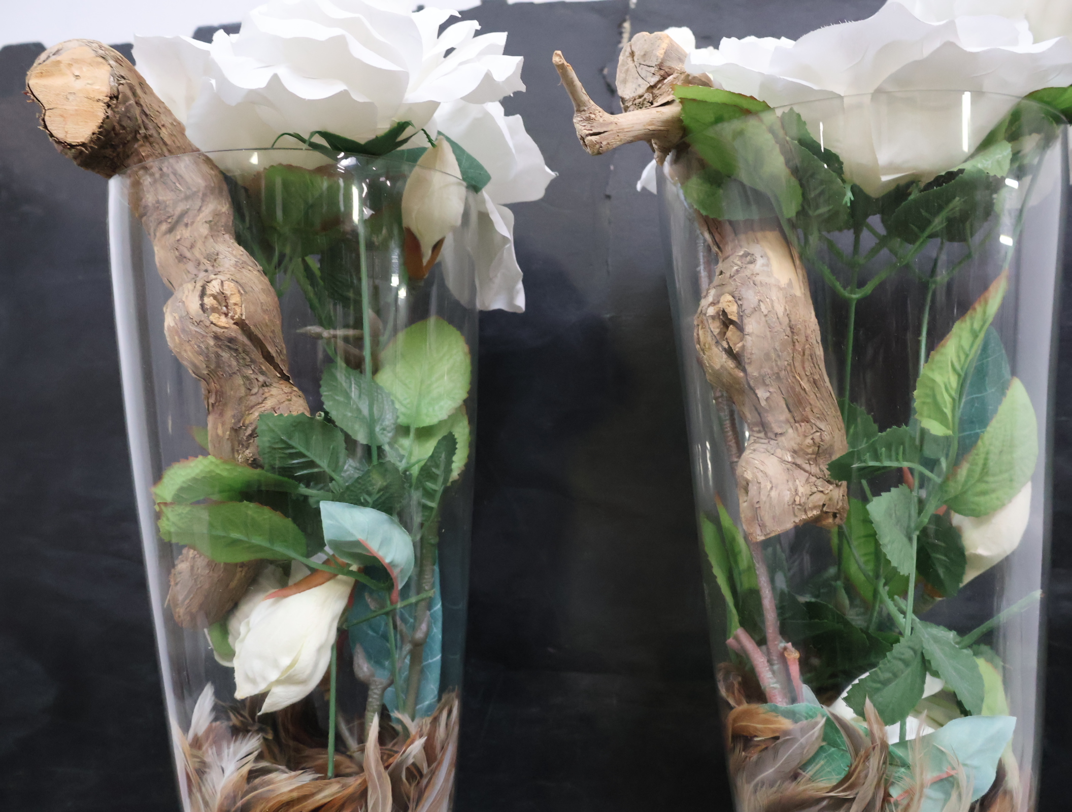 Set glazen vazen met kunstbloemen en houtdecoratie – foto 6 – kavel bij GSD Auctions, Zoeterwoude