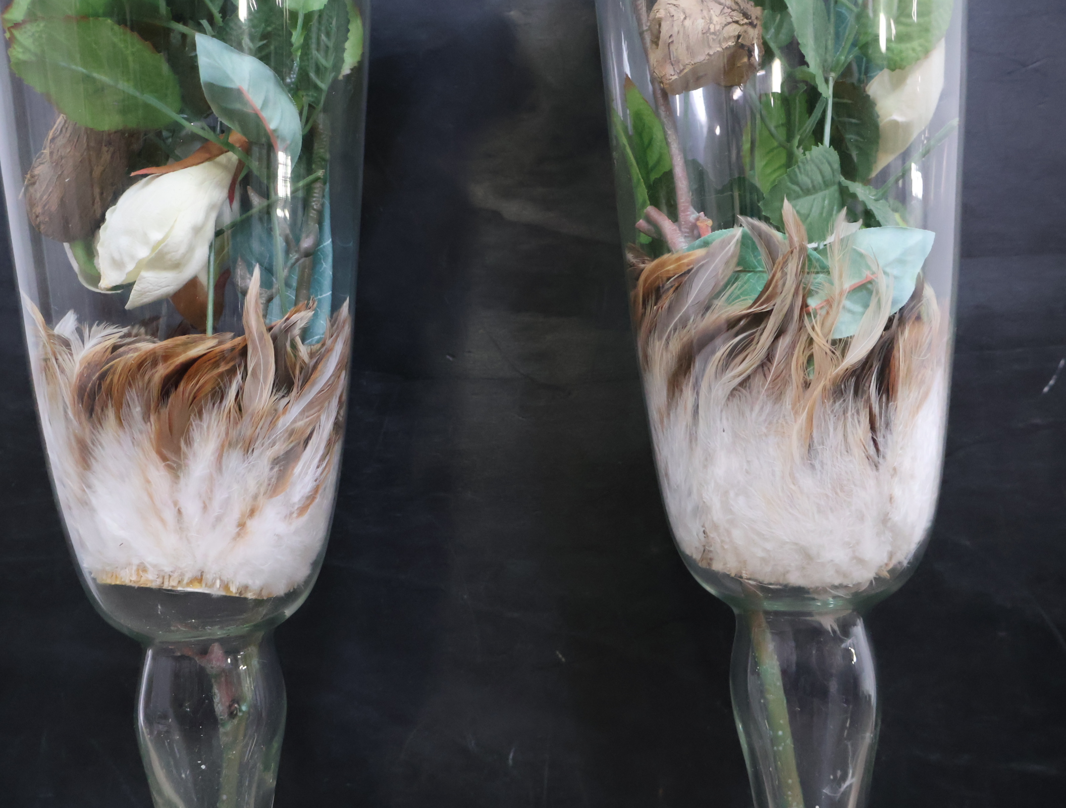 Set glazen vazen met kunstbloemen en houtdecoratie – foto 7 – kavel bij GSD Auctions, Zoeterwoude